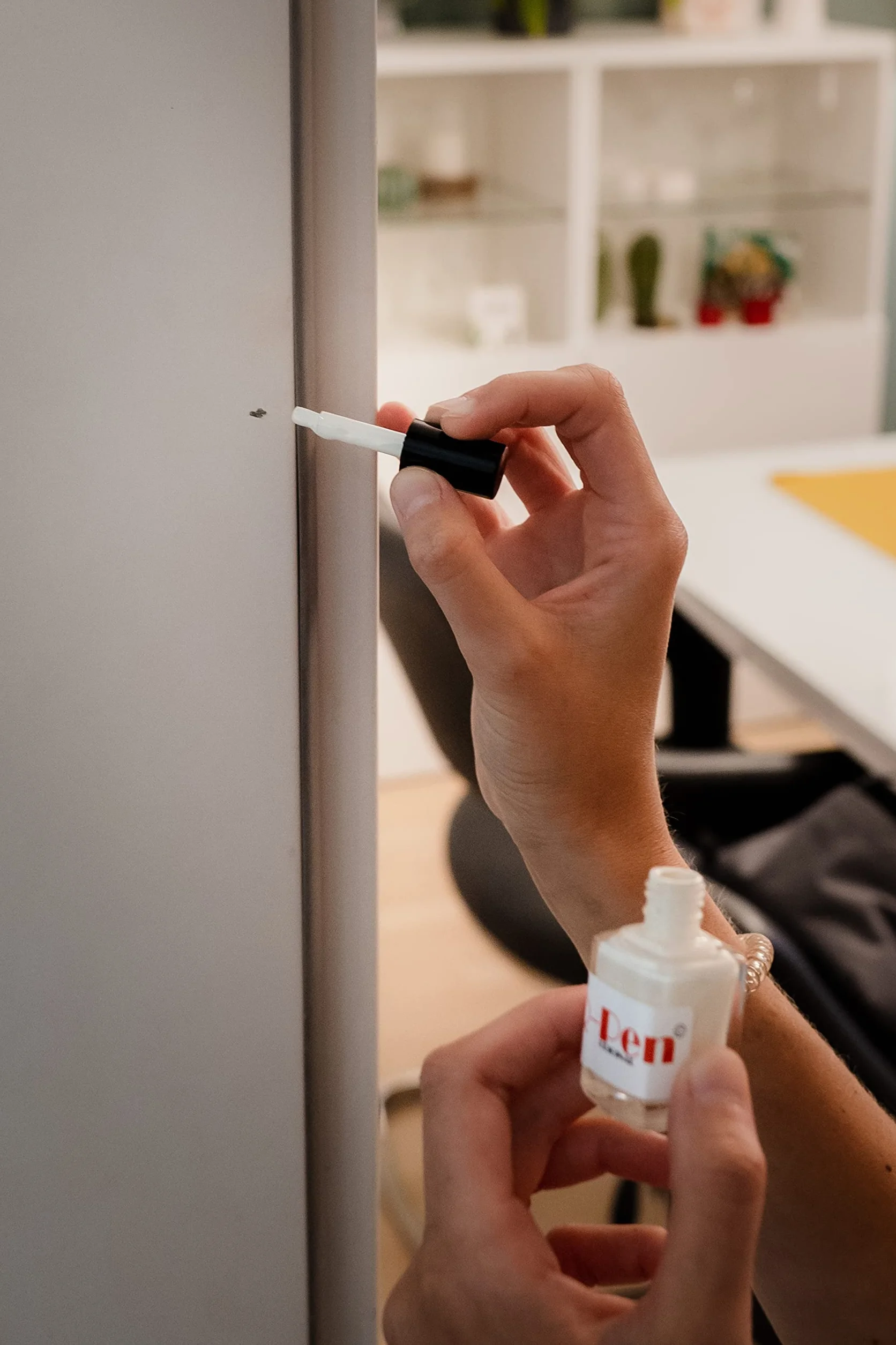 Pisak do lakieru do mebli IKEA Hemnes biały, 10 ml, korekcyjny ze zintegrowanym pędzlem, satynowe wykończenie, pokrywa zadrapania i odpryski