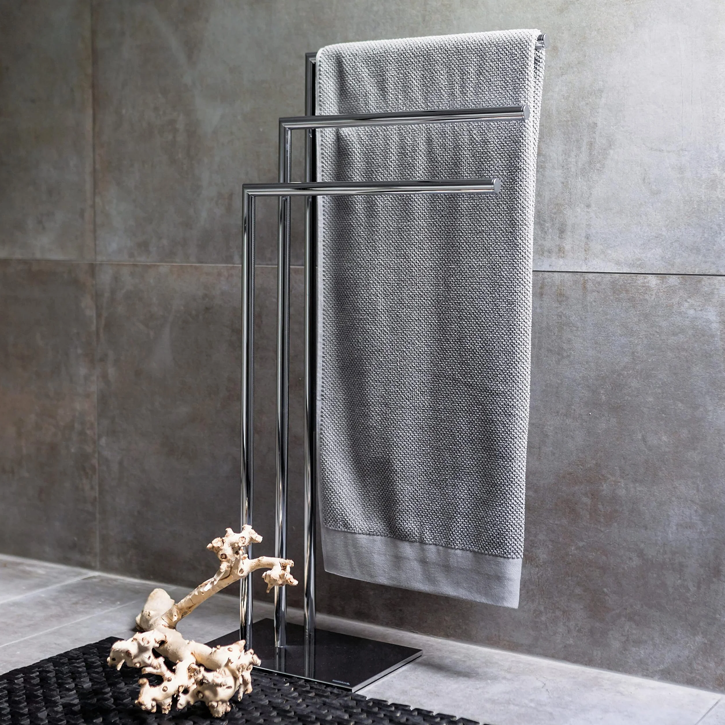 Sealskin Tube, Wieszak na ręcznik trójramienny wolnostojący, Chrom