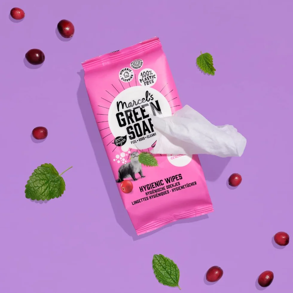 Marcel's Green Soap Higieniczne chusteczki nawilżane – biodegradowalne chusteczki – paczula i żurawina – na bazie roślin – przyjazne dla środowiska chusteczki czyszczące – opakowanie 60 sztuk
