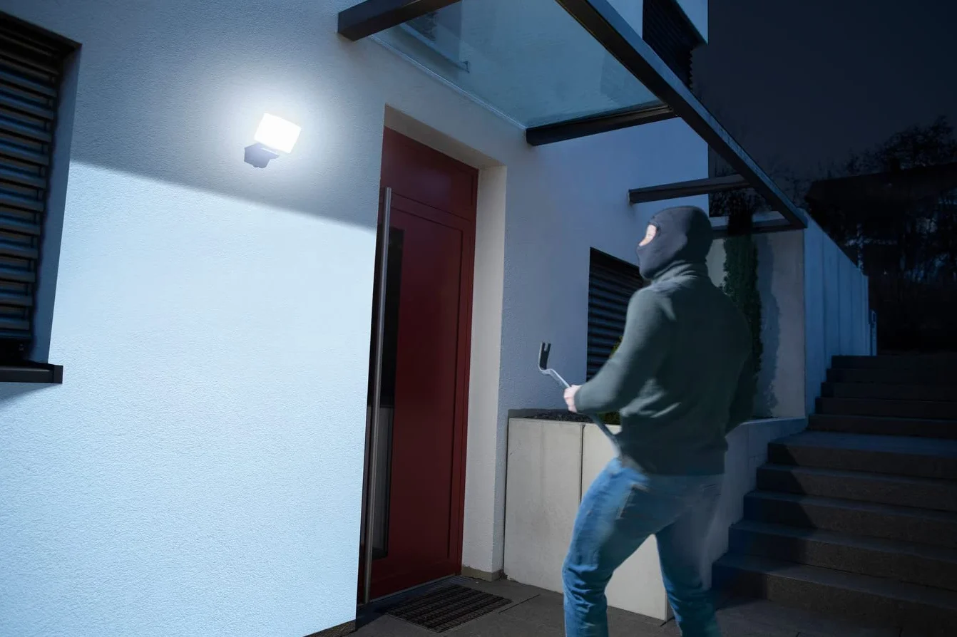 Reflektor LED Brennenstuhl Connect WiFi WF 2050 (20 W, 2400 lm, IP54, różne funkcje świetlne regulowane za pomocą aplikacji, reflektor zewnętrzny do montażu na ścianie)