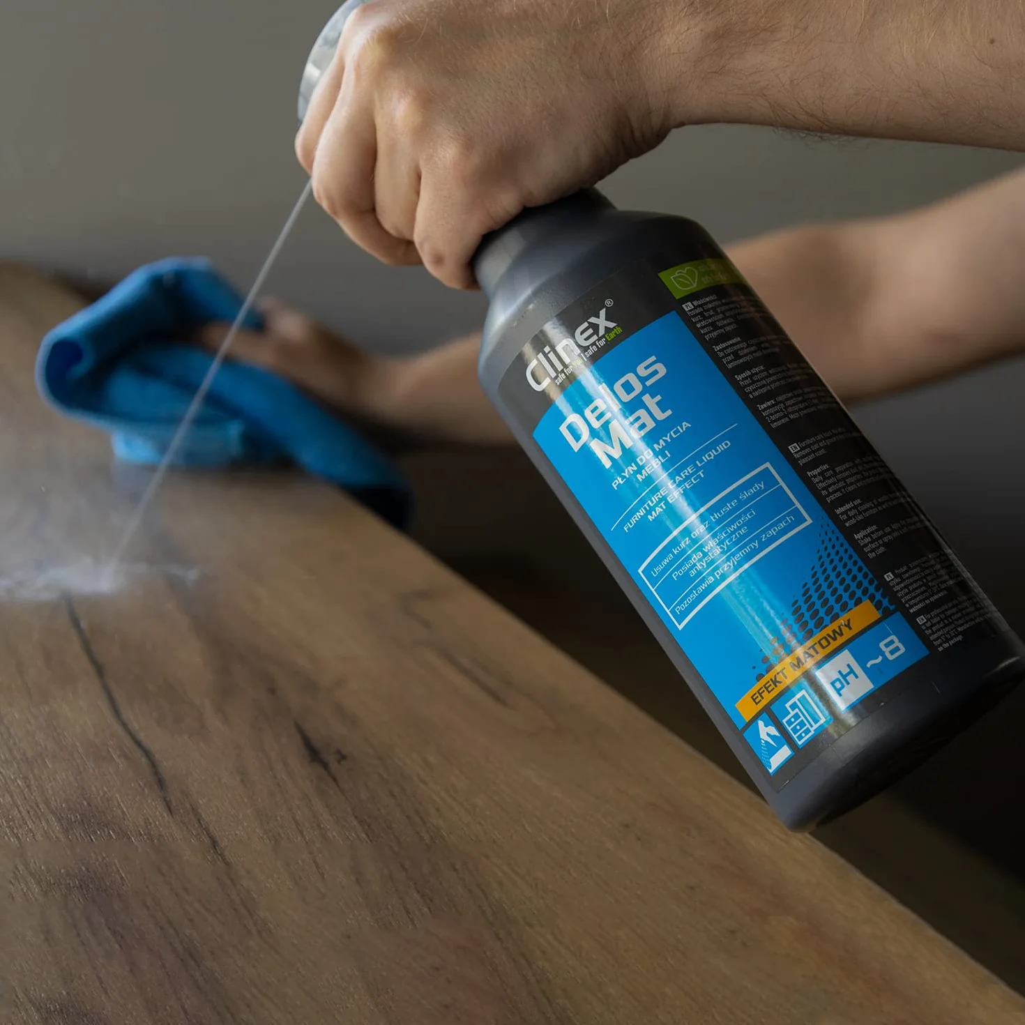 Clinex Delos Mat środek do czyszczenia i pielęgnacji mebli 1000 ml / 1 l środek do czyszczenia drewna – pielęgnacja drewna – usuwa kurz i brud – właściwości antystatyczne, przyjazny dla środowiska