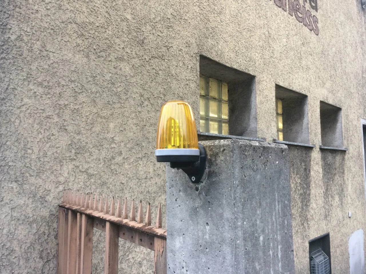 Schartec Profesjonalna lampa sygnalizacyjna 12-24 V i 230 V do napędu bramy - lampka ostrzegawcza - kierunkowskaz do napędu bramy obrotowej i napędów do bram przesuwnych - sterowanie światłem