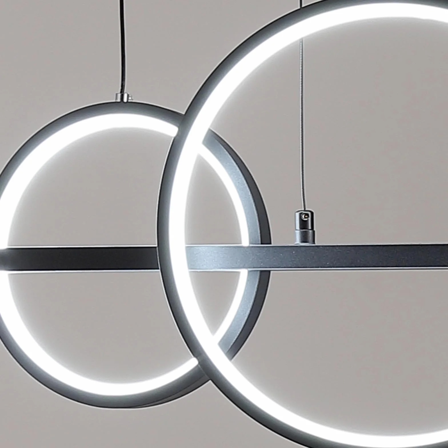 ORANOOR Nowoczesne żyrandole LED do jadalni, czarno-złoty żyrandol do kuchni, wiszące oświetlenie na wyspie, liniowy pierścień globusowy do jadalni