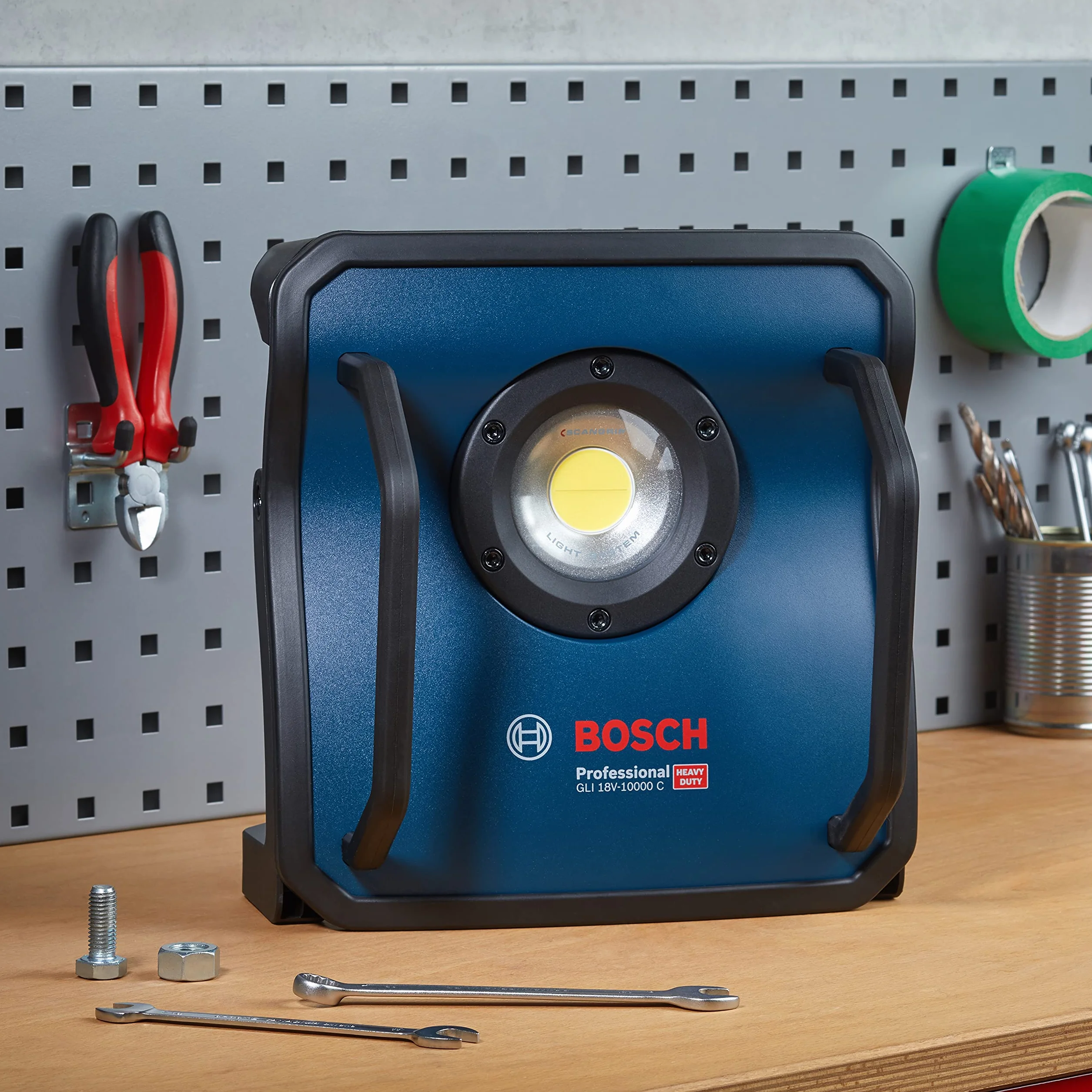 Bosch Professional system 18V: akumulatorowa lampa budowlana GLI 18V-10 000 C (strumień świetlny 10 000 lm, maksymalny czas pracy 18V 12,5 mih)