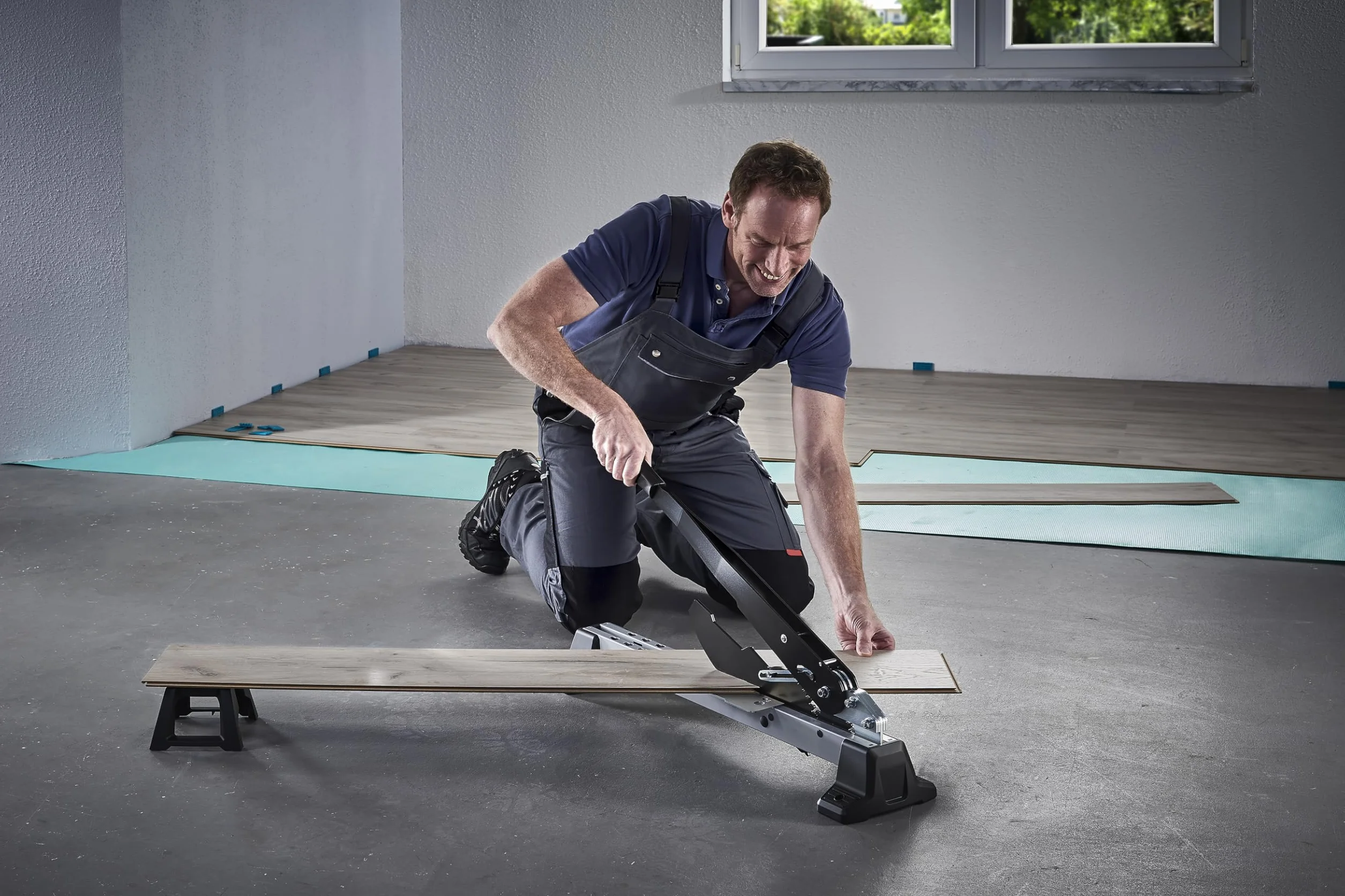 wolfcraft I Przecinarka do winylu i laminatu VLC 1000 I 6940000 I do podłóg winylowych, laminowanych i designerskich I do grubości materiału do 14 mm i szerokości 370 mm I również do desek podłogowych ze zintegrowaną izolacją akustyczną