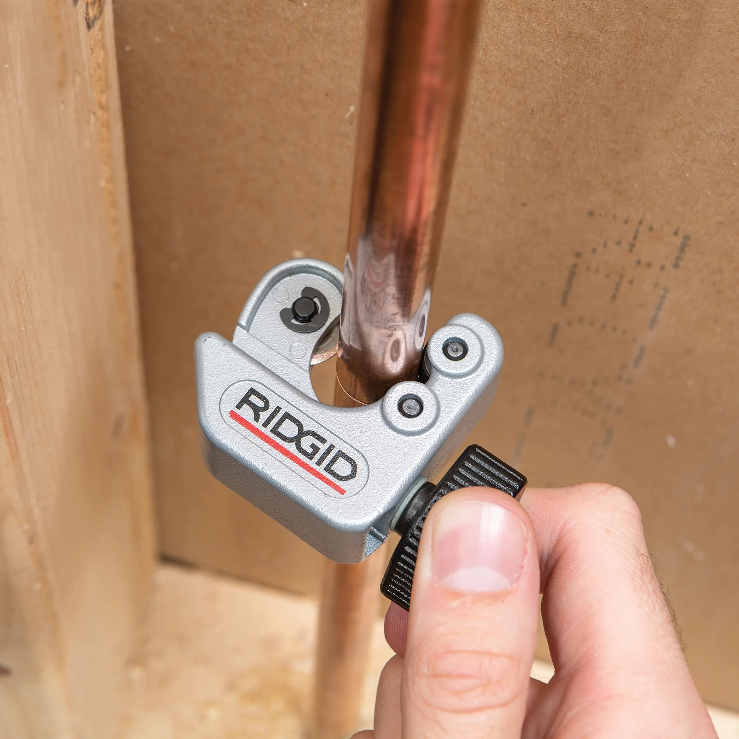 RIDGID 40617 model 101 mini obcinak do rur do wąskich obszarów roboczych, obcinak do rur od 6 mm do 28 mm