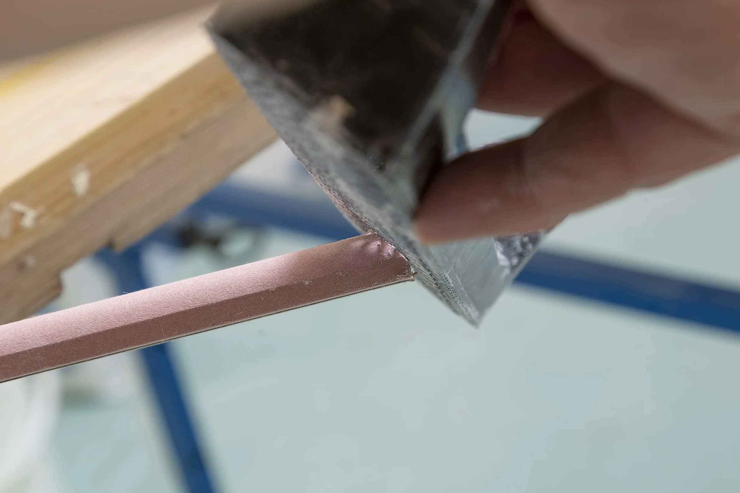 Knauf Szatkownica do wygładzania krawędzi ciętych płyt, 250 mm – strug do krawędzi z metalową ramą do szlifowania nieregularnych krawędzi płyt gipsowo-kartonowych/płyt gipsowo-kartonowych, kolor