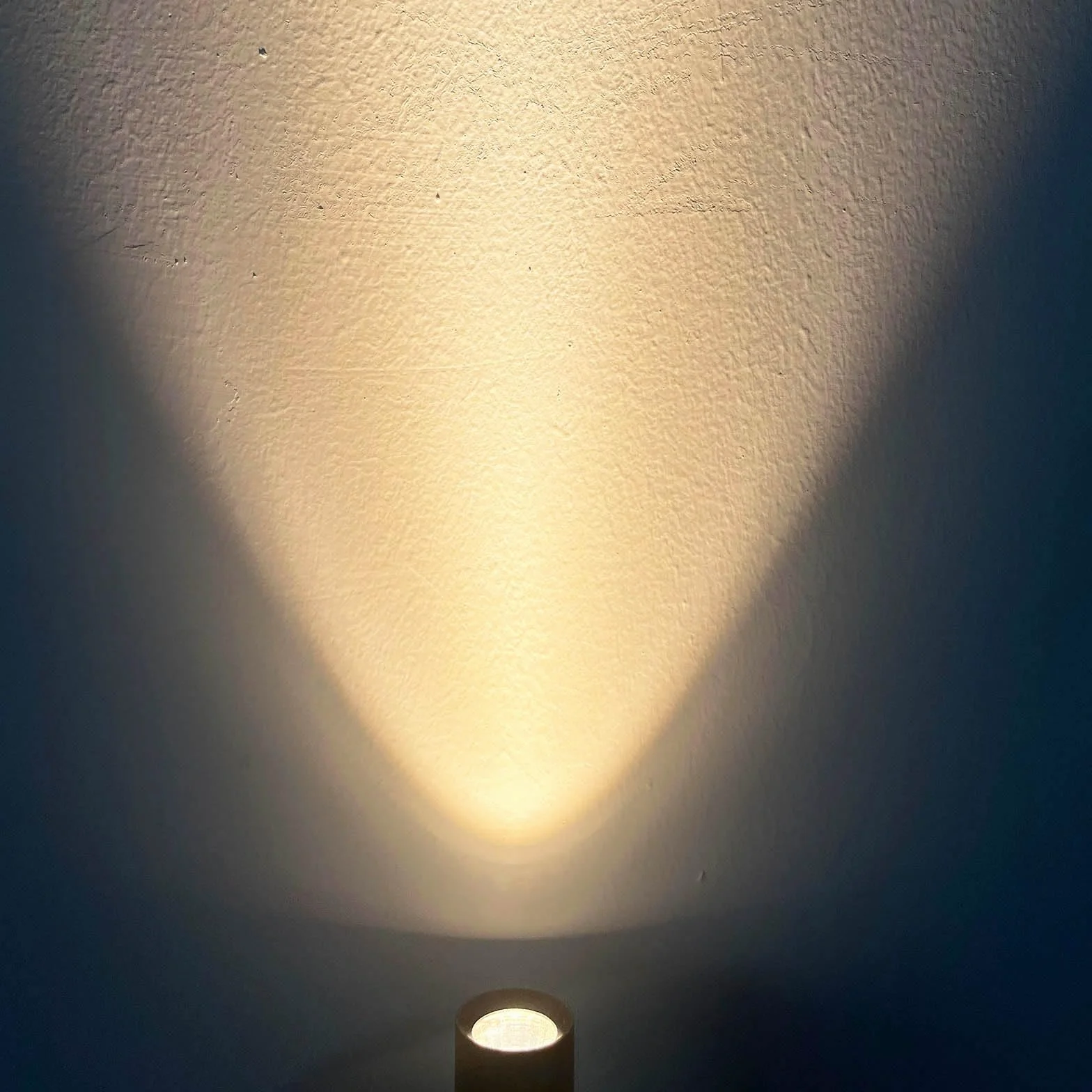 Monsing Reflektor punktowy LED do szafy, oświetlenie obrazu, oświetlenie akcentujące, lampa ścienna z włącznikiem i wtyczką, 5 W, 3000 K, ściemnianie, bezprzewodowy kontroler, reflektor podłogowy,