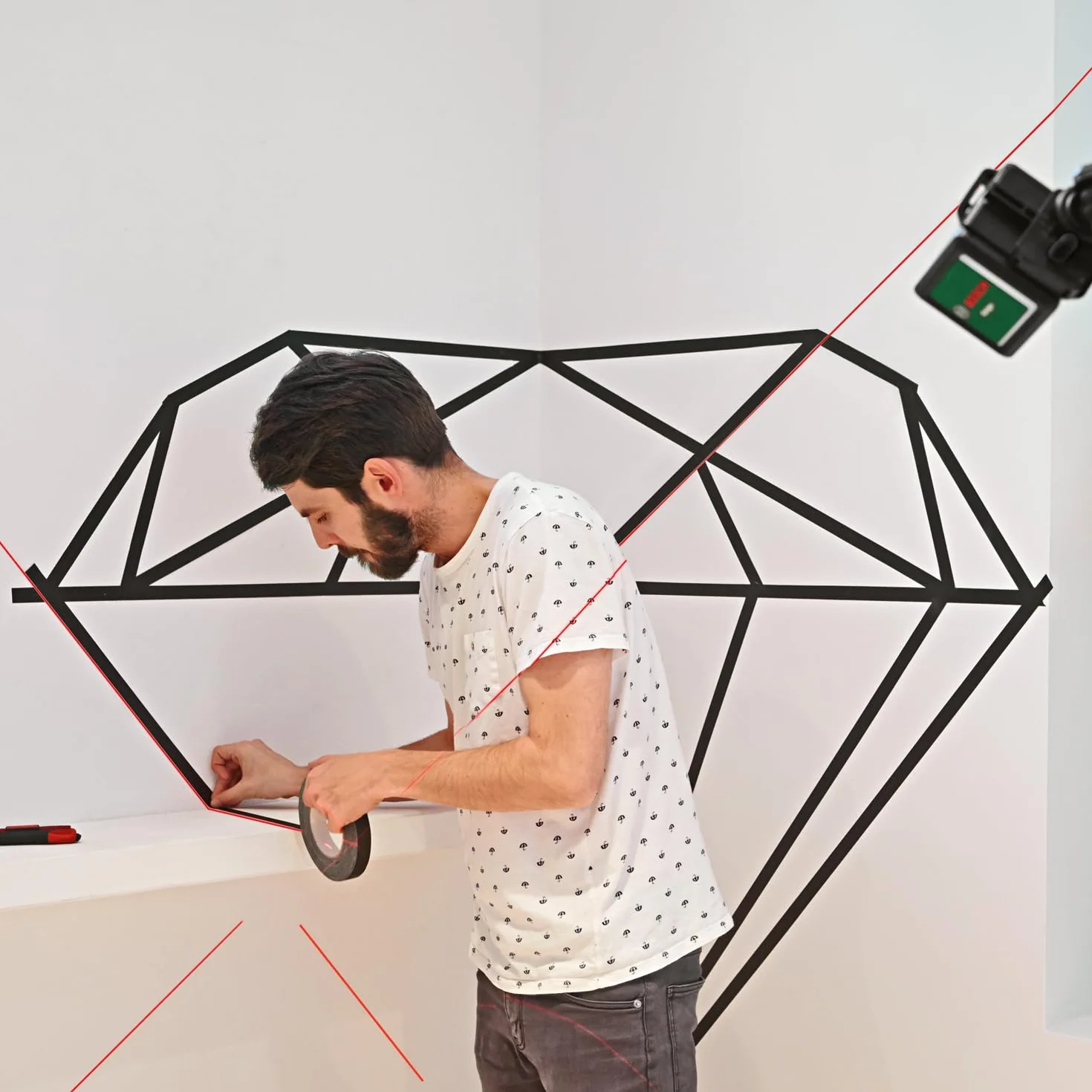 Bosch Laser krzyżowy Quigo z uniwersalnym uchwytem MM 2 (łatwe i precyzyjne wyrównywanie elementów przy elastycznym pozycjonowaniu narzędzia, opakowanie kartonowe E-Commerce)