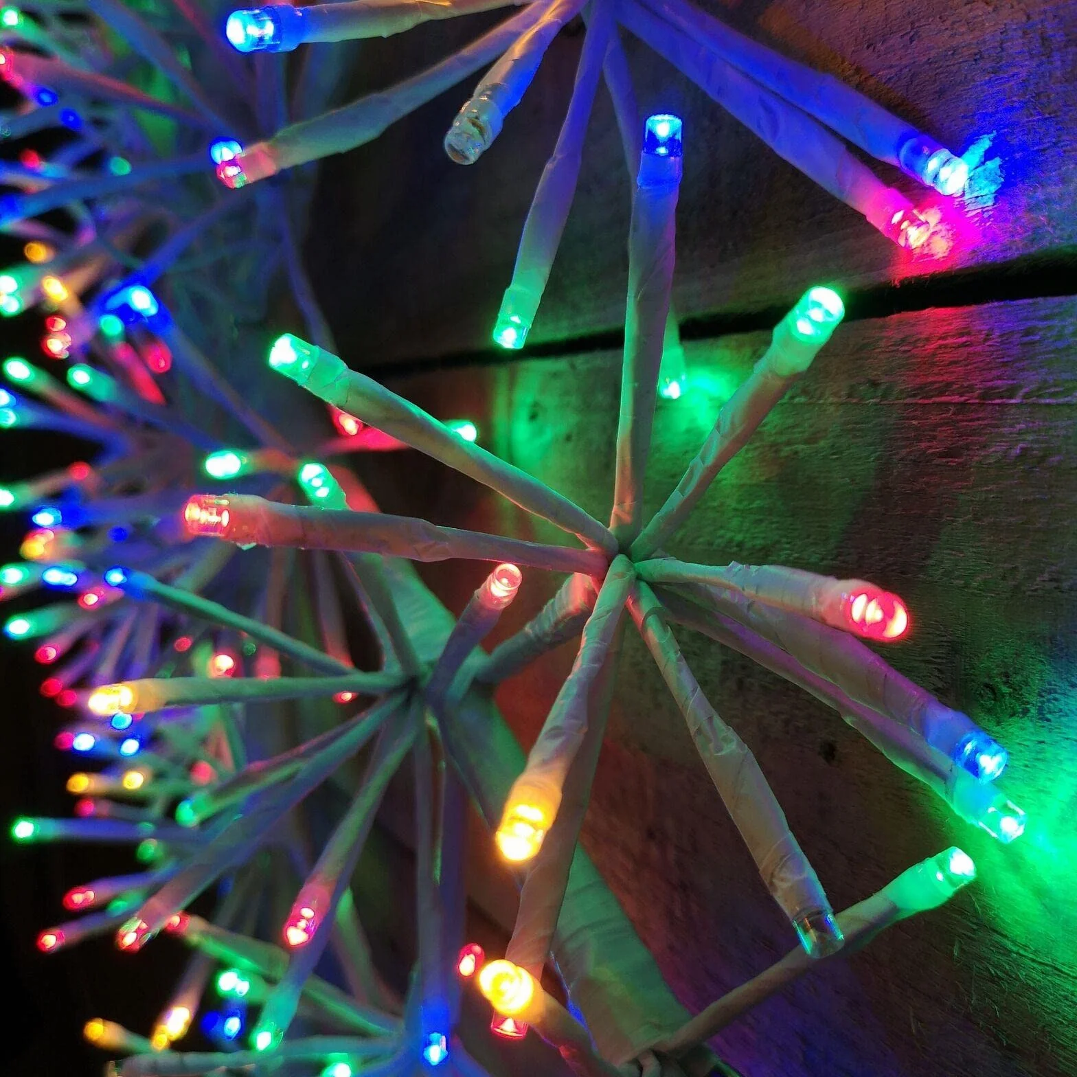 SHATCHI Sylwetka w kształcie gwiazdy 65 cm z 360 wielokolorowymi diodami LED migoczące mikrodiody LED wystawa świąteczna dekoracja ścienna do wnętrz i na zewnątrz
