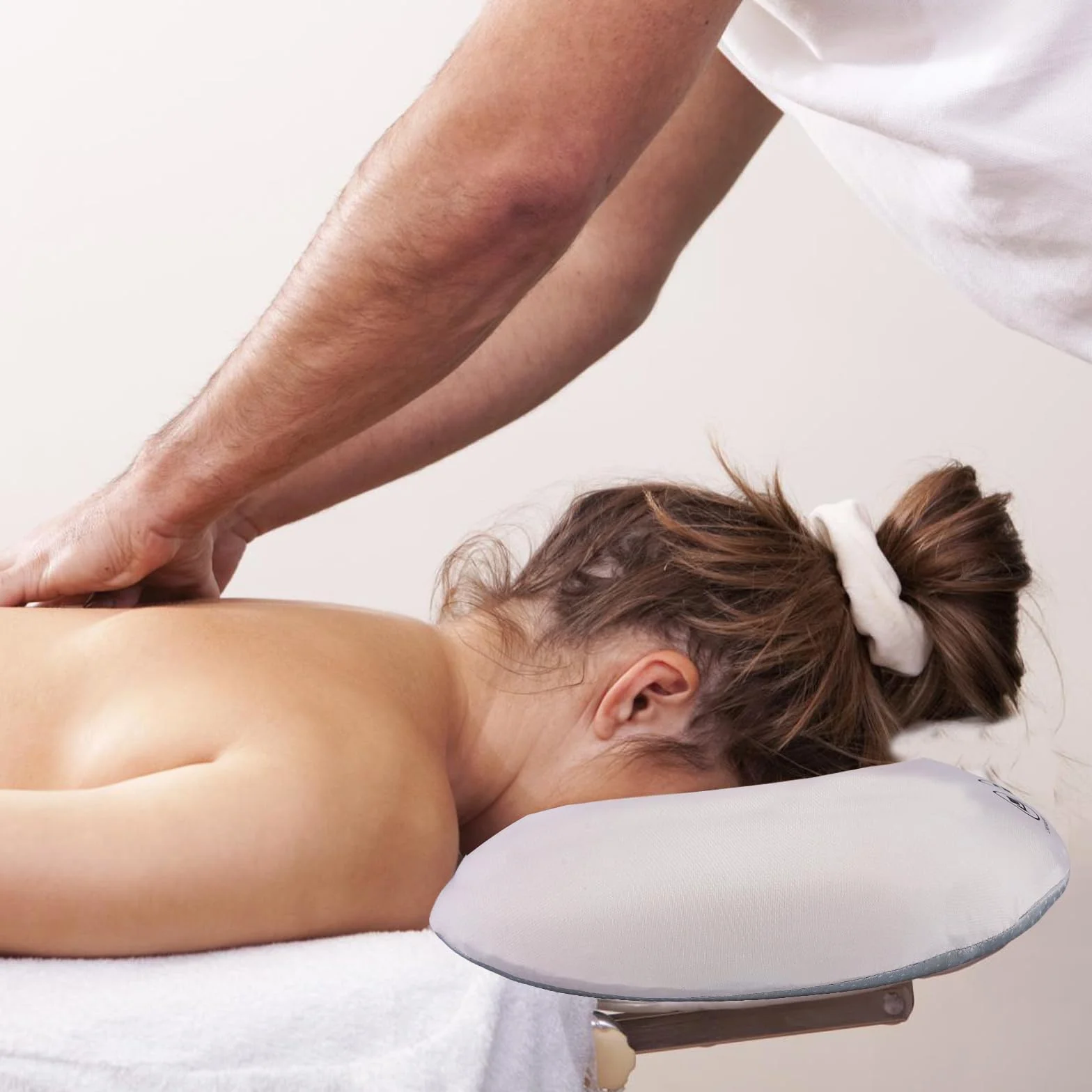 Poduszka do masażu twarzy w kształcie litery U szara do spa salonu