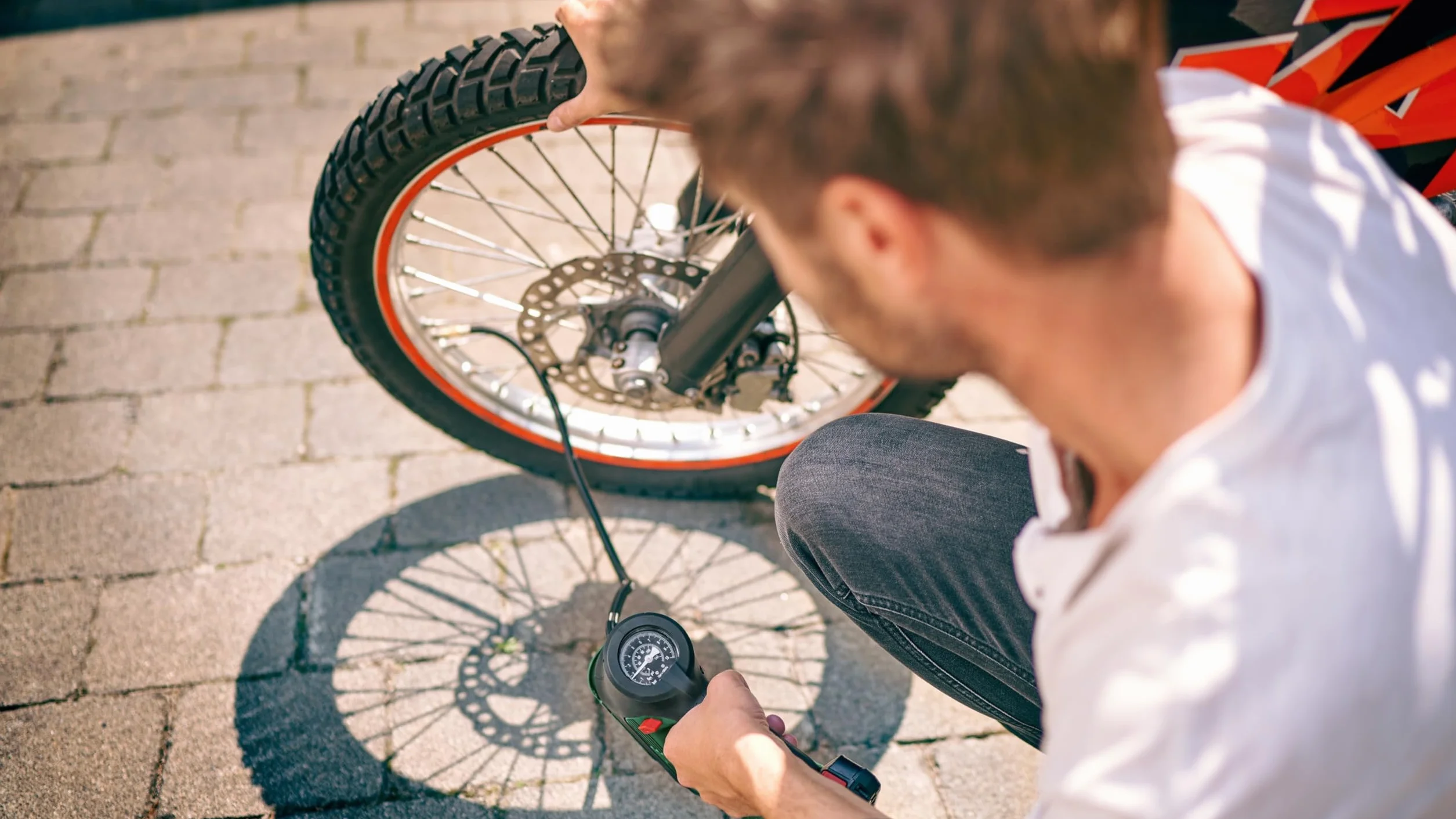 Bosch Sprężarka powietrza 18V 150 PSI 10.3 bar