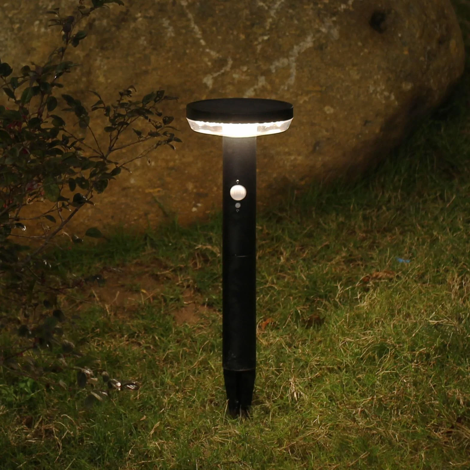 DAWALIGHT Zewnętrzna solarna lampa podłogowa LED z gniazdem 3 trybami 3000K, oświetlenie ścieżki ogrodowej z czujnikiem ruchu, okrągły IP44, wodoszczelne, do ogrodu, na patio, ścieżki