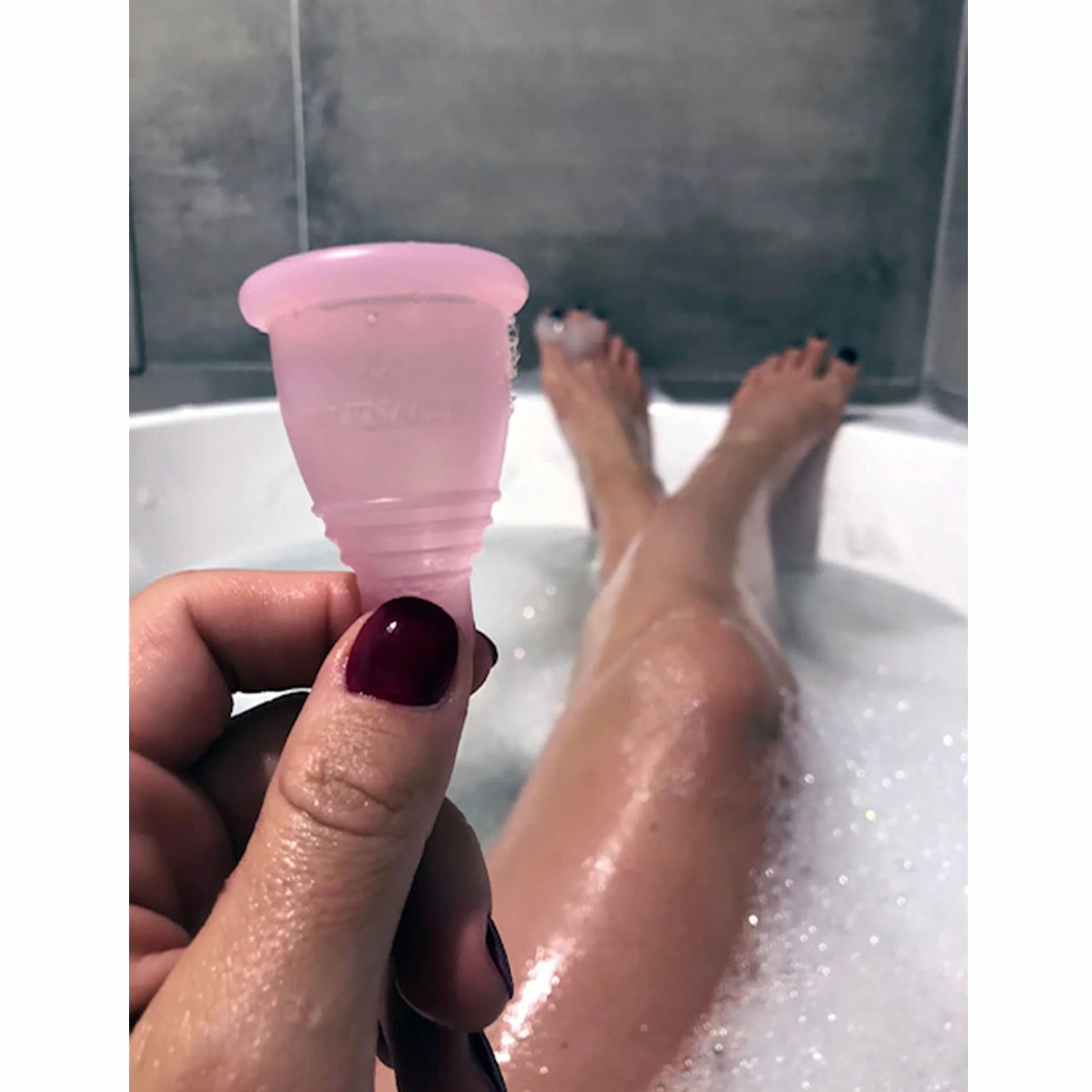 Selenacare Filiżanka menstruacyjna Premium – z pojemnikiem do czyszczenia i woreczkiem do przechowywania z bawełny, różowa, rozmiar L