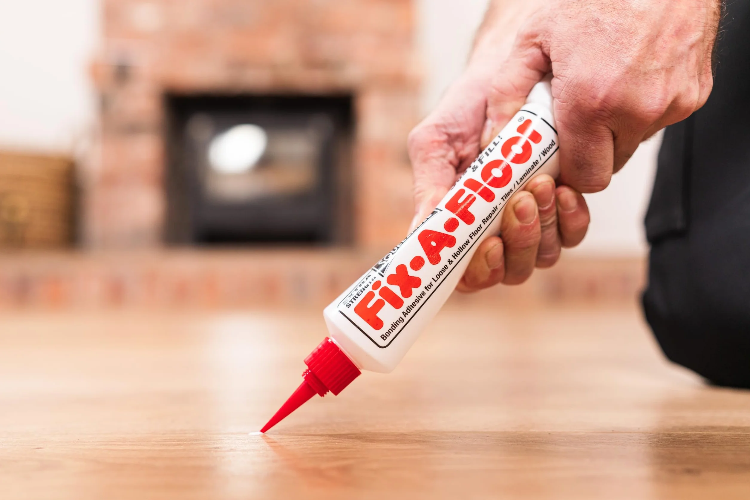 Fix-A-Floor Squeezy All-in-One Klej naprawczy do luźnych, pustych i skrzypiących płytek, drewna, LVT, LVP i podłóg laminowanych