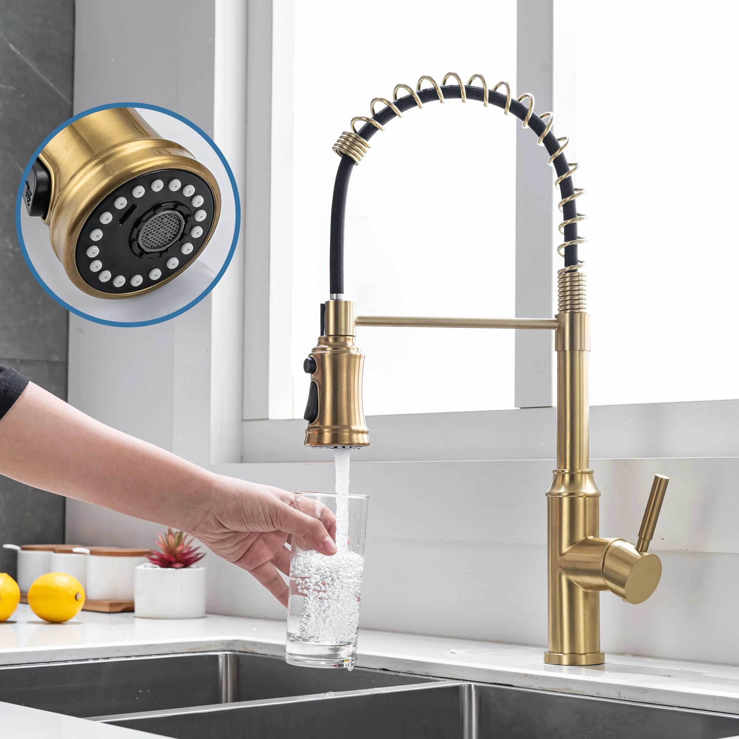 Szczotkowane złoto wyciągana bateria kuchenna z 3 funkcjami 304 stal nierdzewna 360° obrotowy kran mieszający elastyczny wąż nowoczesny design idealny do użytku domowego i komercyjnego