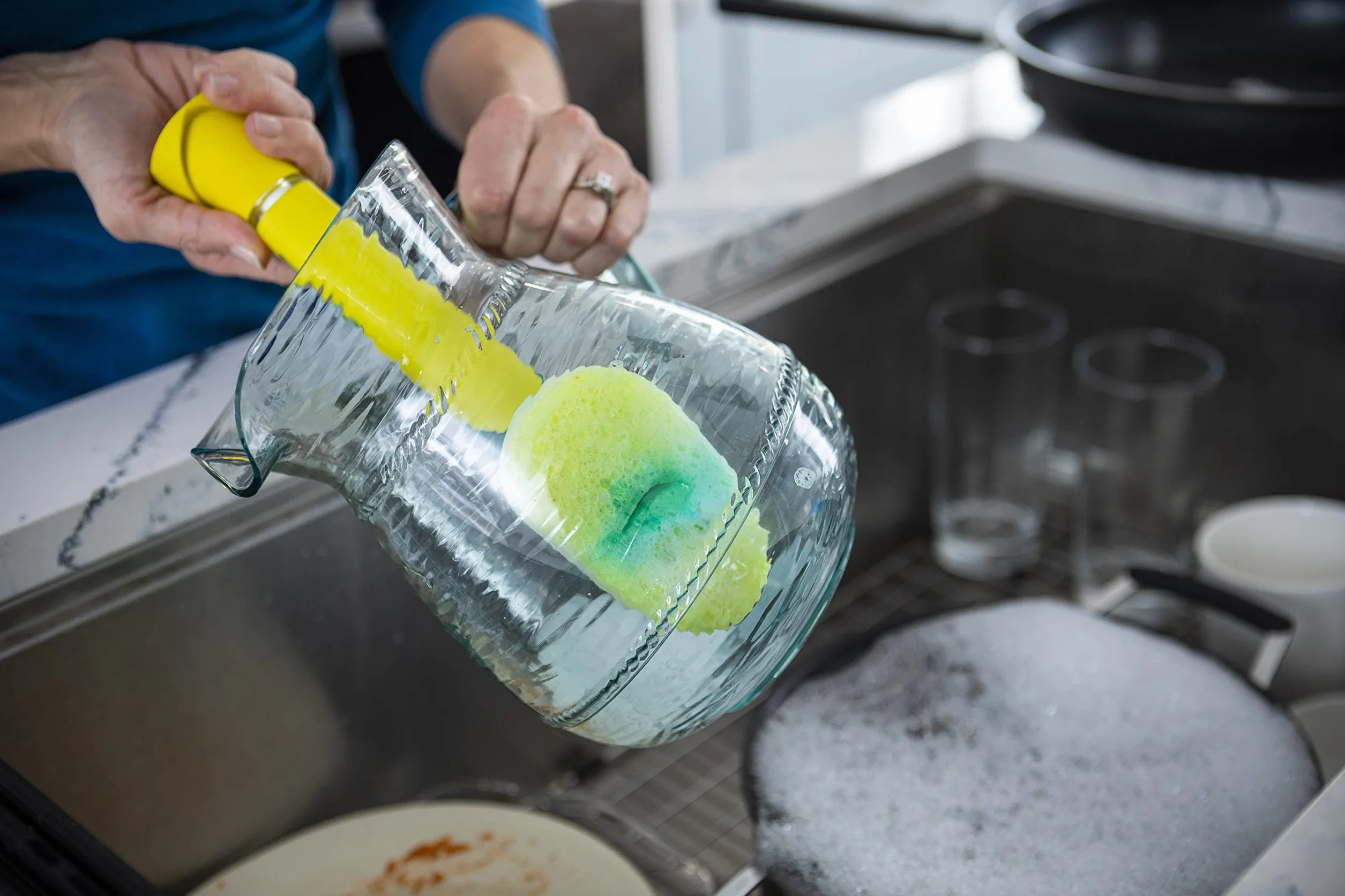 Scrub Daddy Dish Daddy - FlexTexture Skrobaczka gąbka do naczyń, wbudowany uchwyt dozownik płynu i mydła, szczotka do skrobania i zdejmowana głowica - Stoisko antywyciekowe - Niebieski