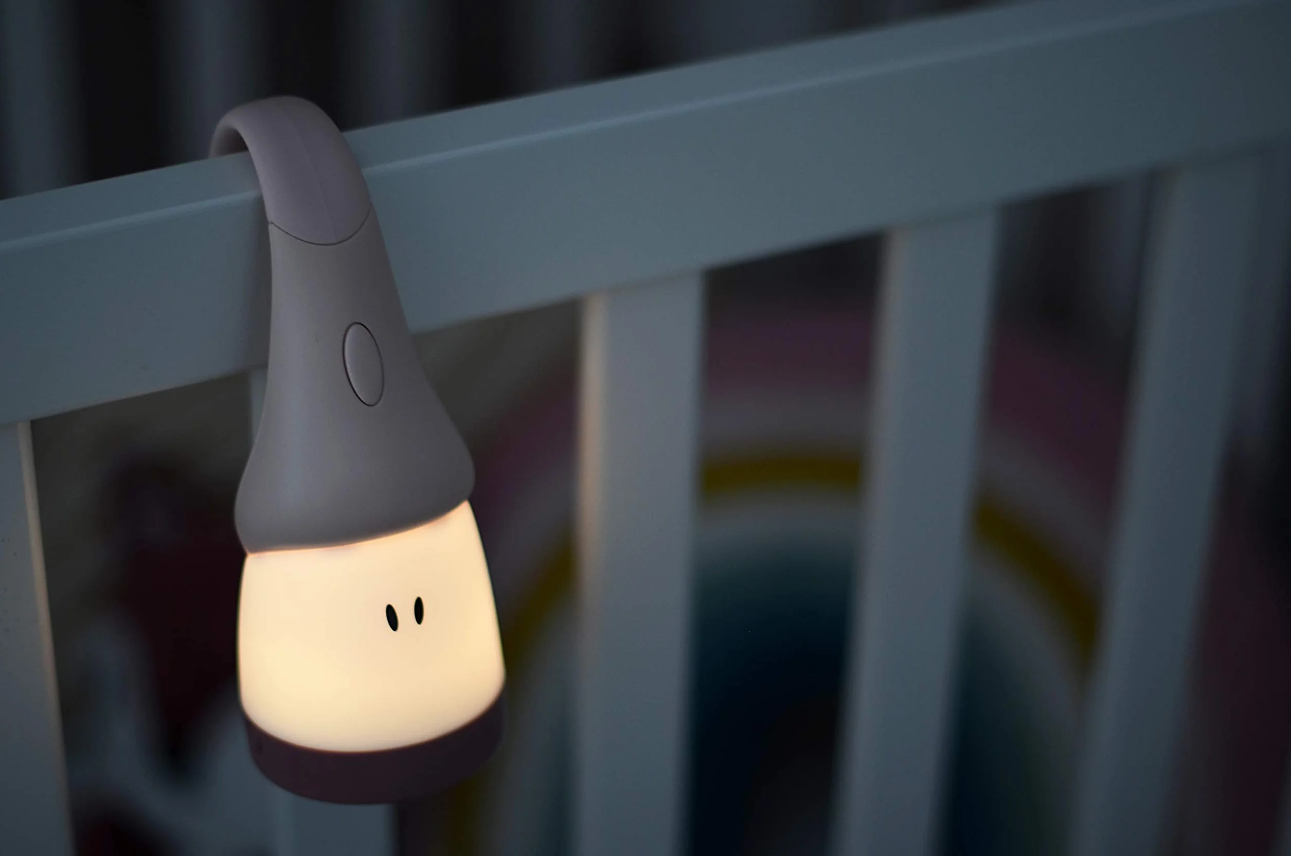 BÉABA, Lampka nocna dla dzieci/niemowlęcia, przenośna bezprzewodowa, Ewolucyjna w Latarkę, miękkie światło, ergonomiczna konstrukcja: Przyczepia się do uchwytów, łóżko z drążkiem, Długa żywotność baterii 90 godzin, Latarka Pixie, różowa drażetka