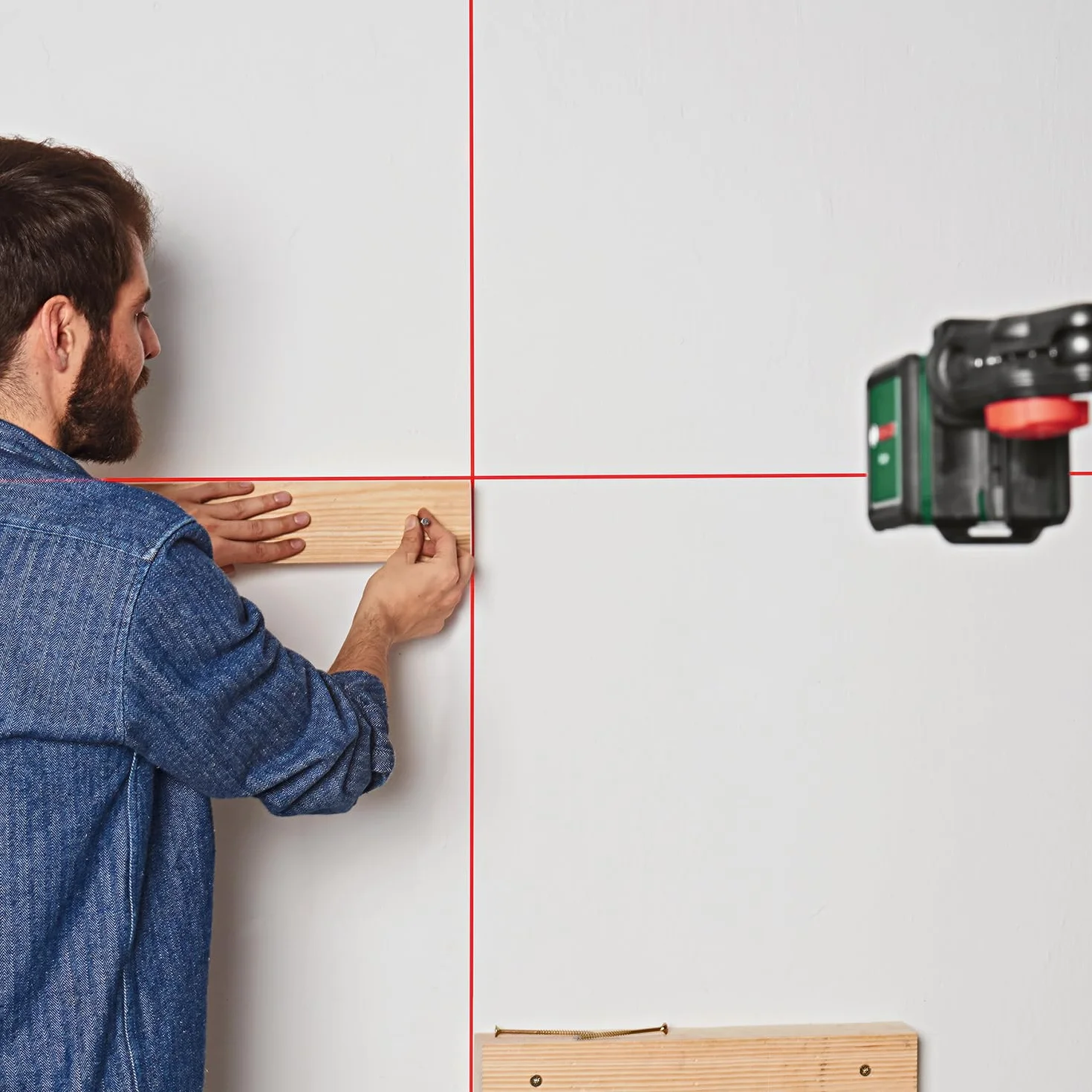 Bosch Laser krzyżowy Quigo z uniwersalnym uchwytem MM 2 (łatwe i precyzyjne wyrównywanie elementów przy elastycznym pozycjonowaniu narzędzia, opakowanie kartonowe E-Commerce)
