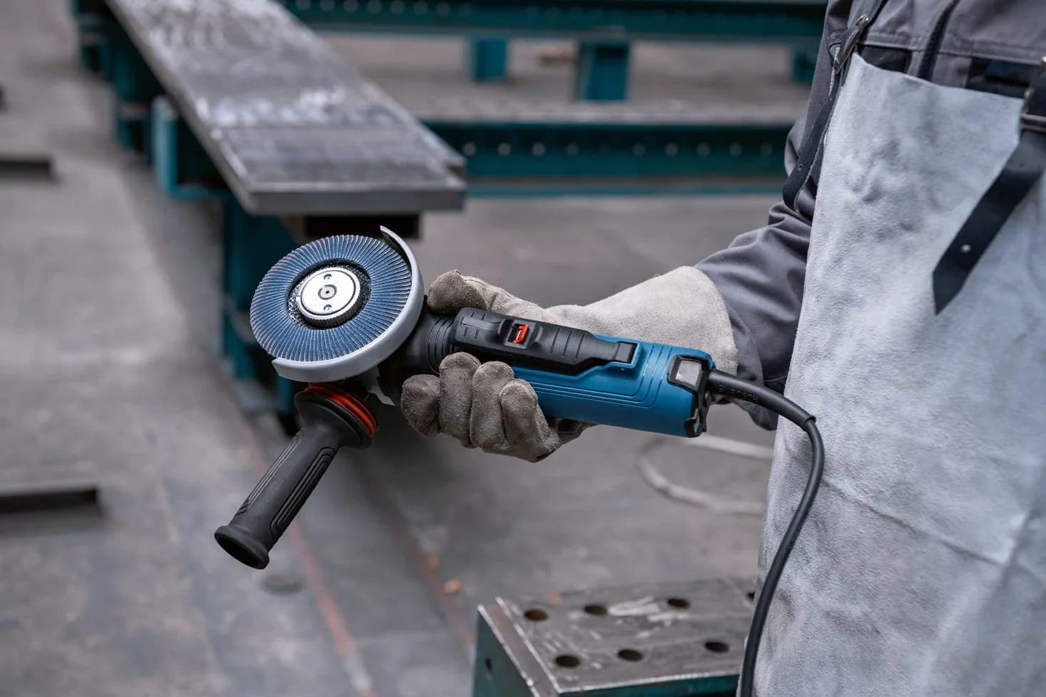 Bosch Professional: szlifierka kątowa GWS 17-125 PSB (przełącznik ochronny, nakrętka szybkomocująca SDS, filtr przeciwpyłowy, pokrywa ochronna i zamykana pokrywa ochronna)
