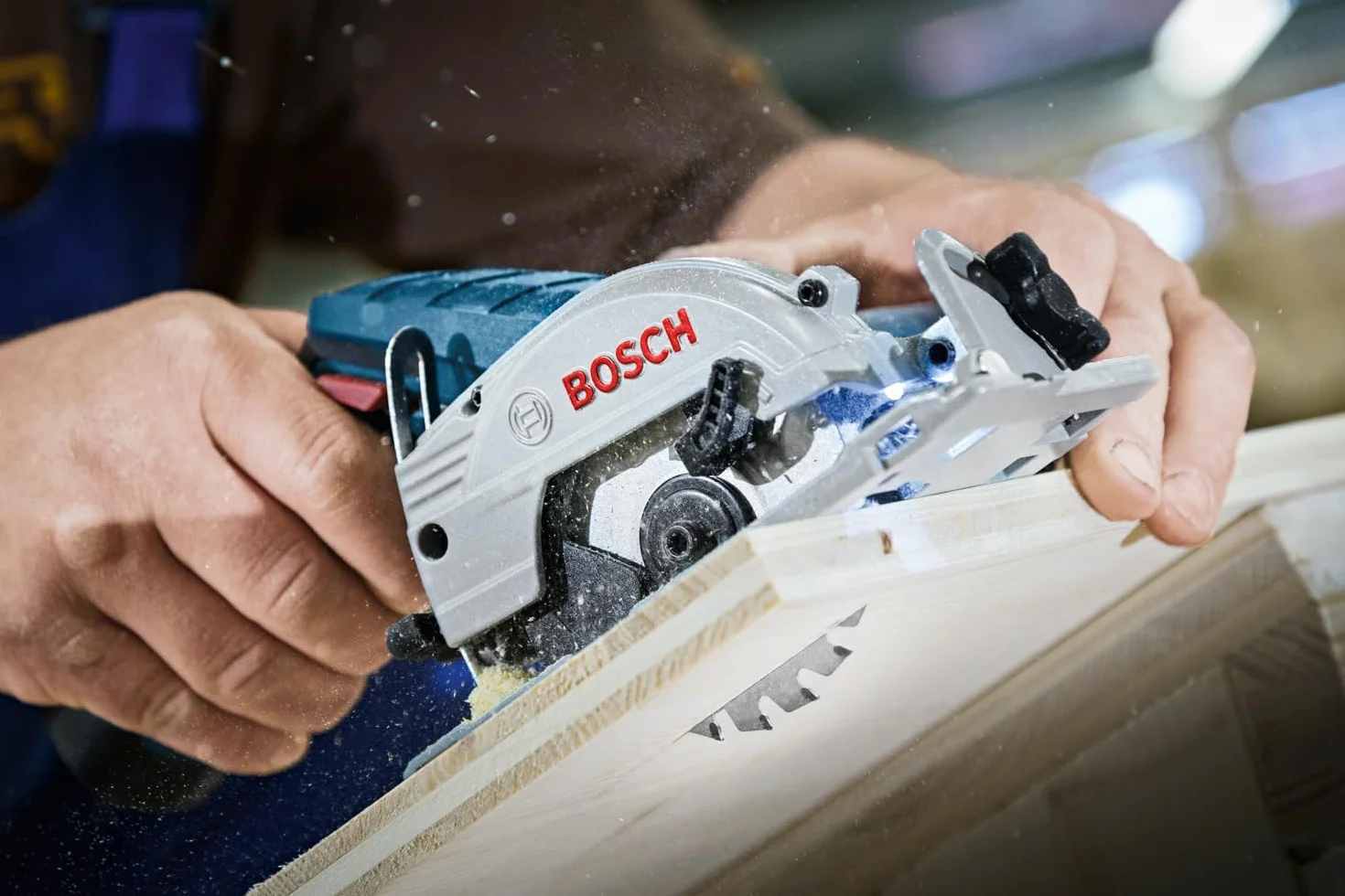 Bosch Professional system 12V: akumulatorowa pilarka tarczowa GKS 12V-26 (Ø tarczy: 85 mm, 2 akumulatory GBA 12V 3.0Ah i ładowarka, walizka L-BOXX)