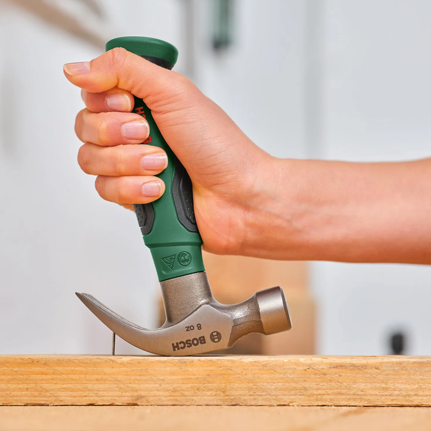 Bosch Młotek ciesielski 225 g / 8 oz (krótki trzonek, wytrzymała stal wysokowęglowa, pazur typu V, komfortowy trzonek z miękką okładziną Softgrip, rdzeń z włókna szklanego, niski poziom drgań)