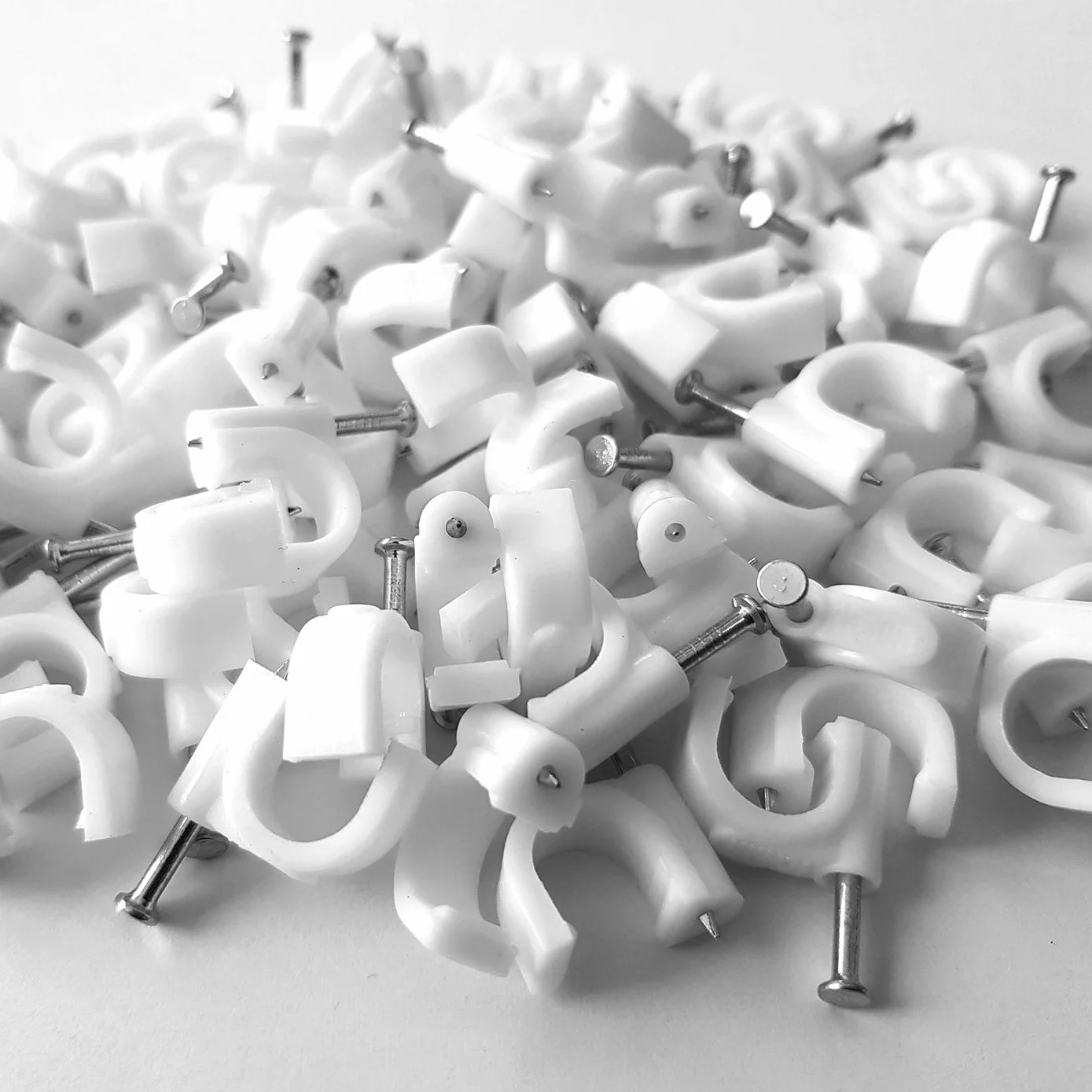 100 x obejma kablowa | 7 mm | Obejma do paznokci zacisk do kabli Klipsy samoprzylepne z wtopionym gwoździem | Wysokość: 8,4 mm | Biały | 100 sztuk