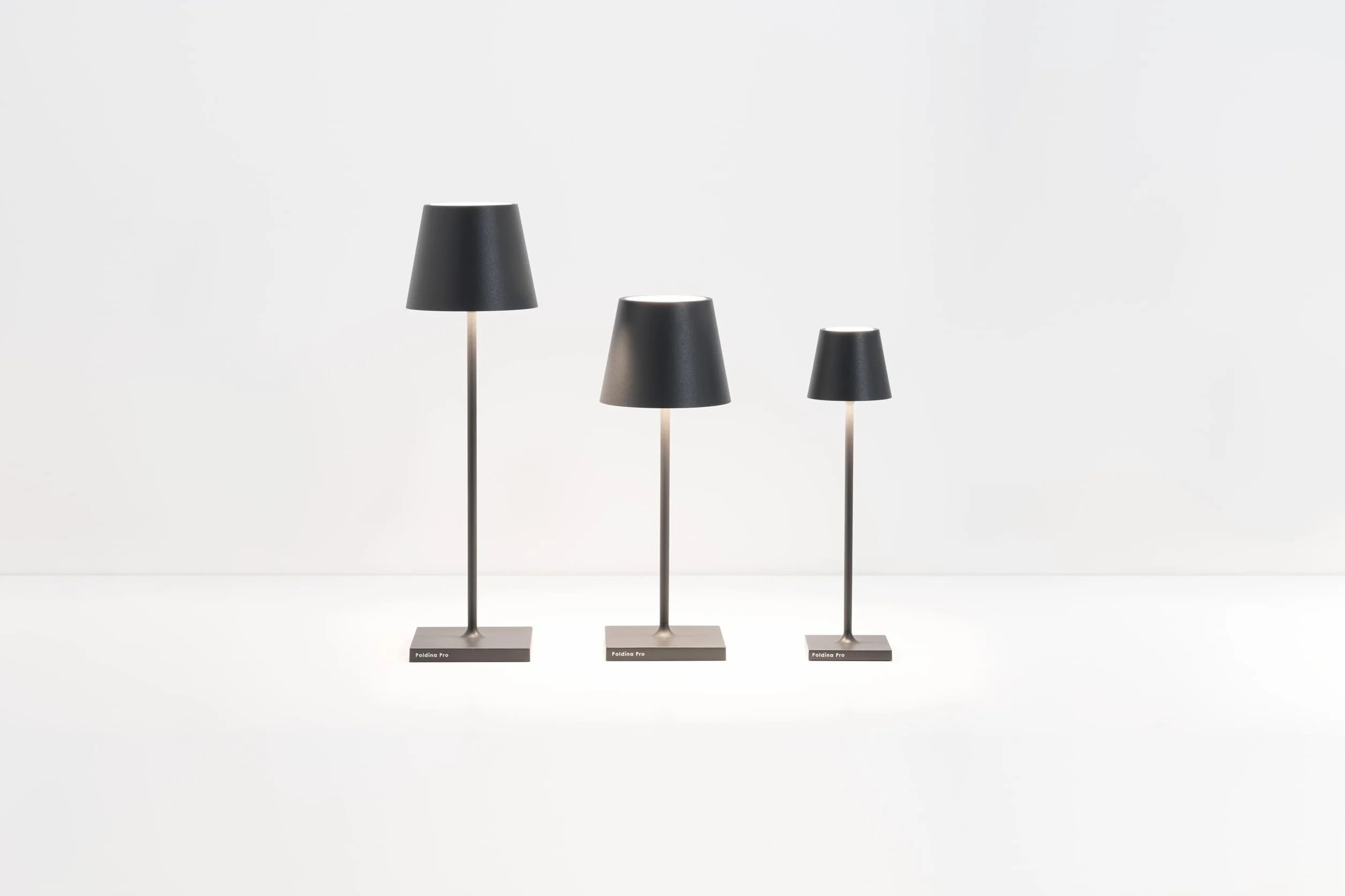 Zafferano, Lampa Poldina Pro, Bezprzewodowa Zasilana Akumulatorowo Lampa Stołowa ze Sterowaniem Dotykowym, Również do Użytku Zewnętrznego, Ściemniacz, 2200-3000 K, Wysokość 38 cm, Kolor Biały