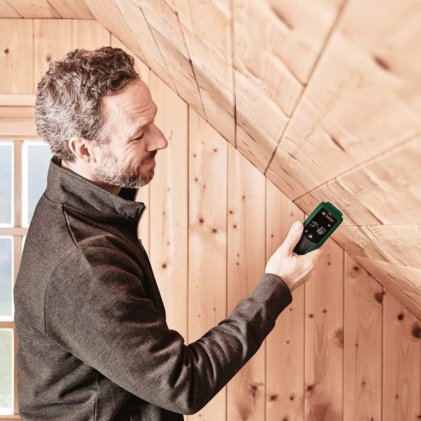 Bosch Wilgotnościomierz UniversalHumid (precyzyjny rezultat pracy dzięki wstępnemu wyborowi grupy drewna i trójkolorowej diodzie LED zapewniającej łatwą interpretację wyników)