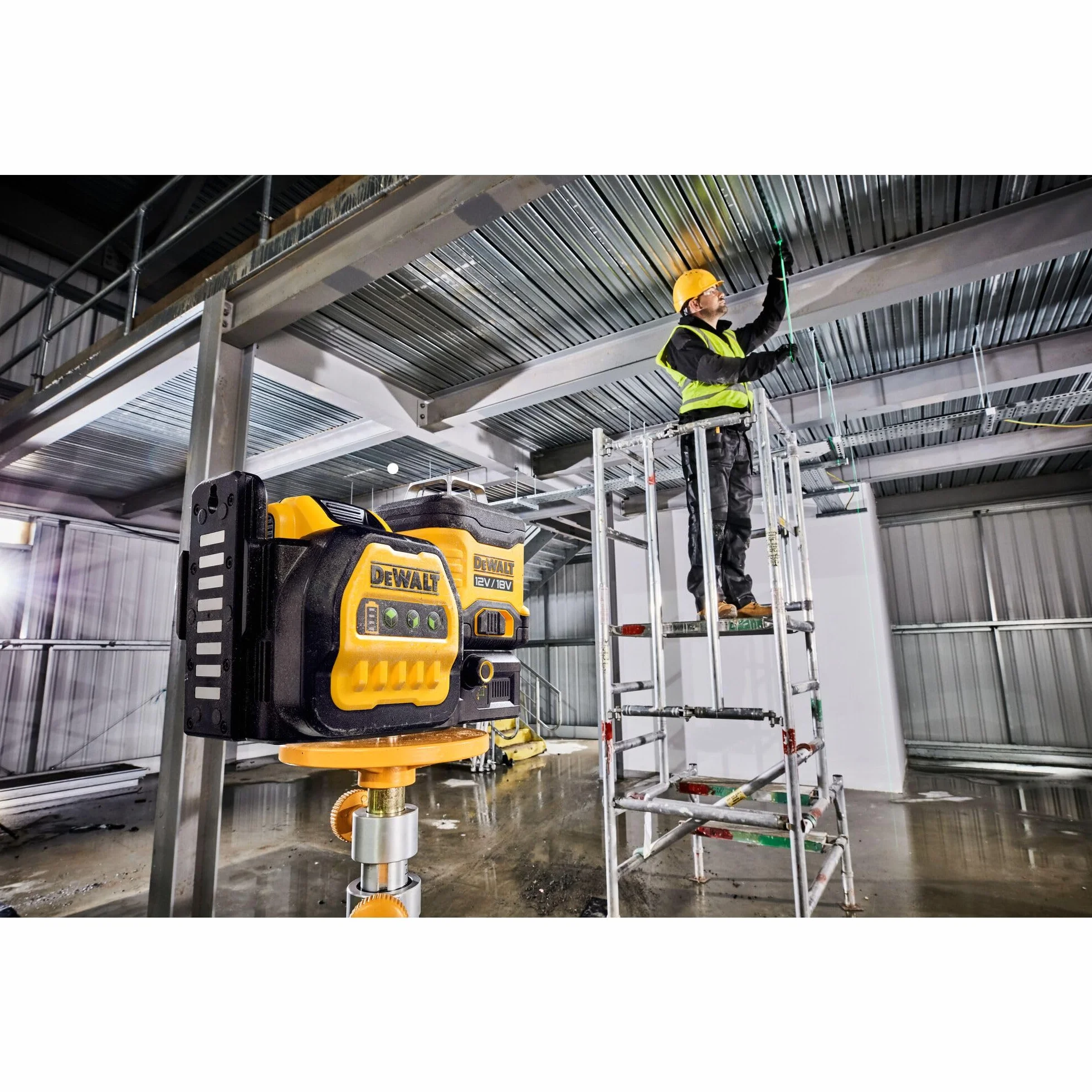 DEWALT DCE089D1G18-QW DCE089D1G18-QW-Poziom 3-liniowy 360° XR 18V/12V Samooczny zielony laser z akumulatorem 18V Li-Ion 2Ah, srebrny