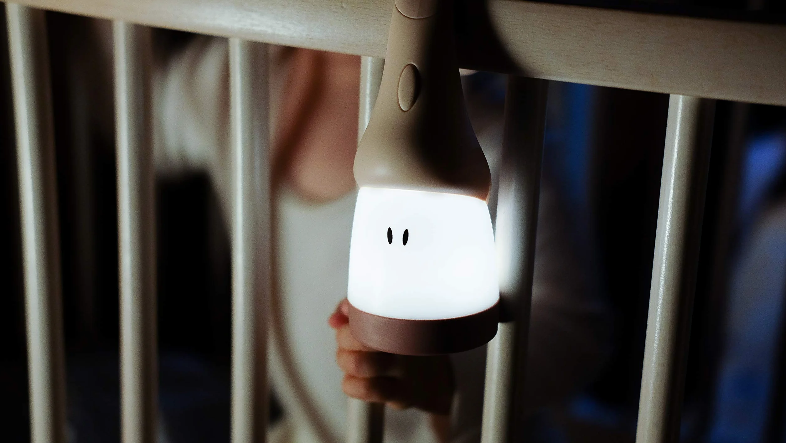 BÉABA, Lampka nocna dla dzieci/niemowlęcia, przenośna bezprzewodowa, Ewolucyjna w Latarkę, miękkie światło, ergonomiczna konstrukcja: Przyczepia się do uchwytów, łóżko z drążkiem, Długa żywotność baterii 90 godzin, Latarka Pixie, różowa drażetka