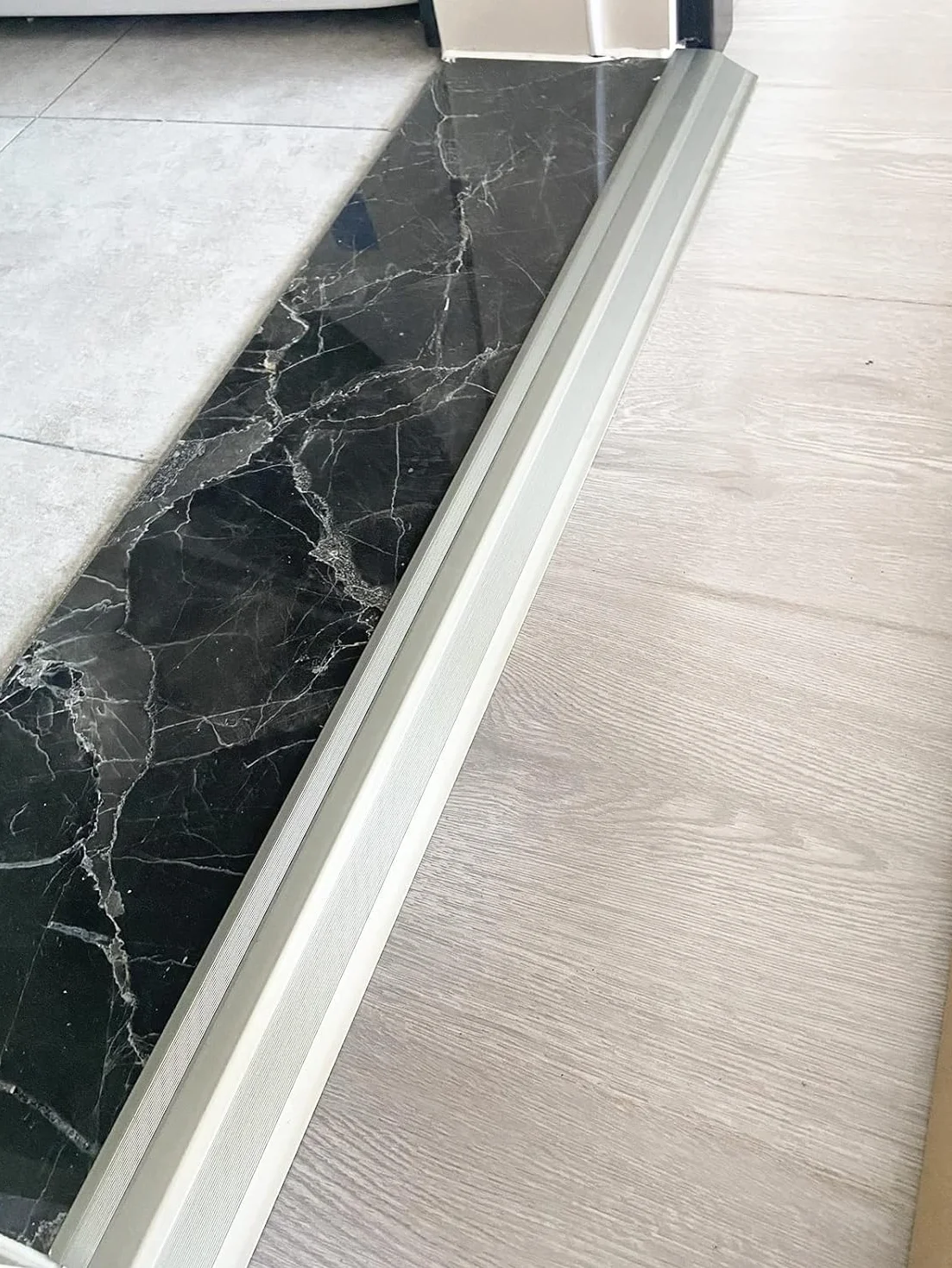 Próg listwy przejściowej ze stopu aluminium do drzwi, listwa wykończeniowa do wykładziny dywanowej i laminatu, płynne przejście (Silver)
