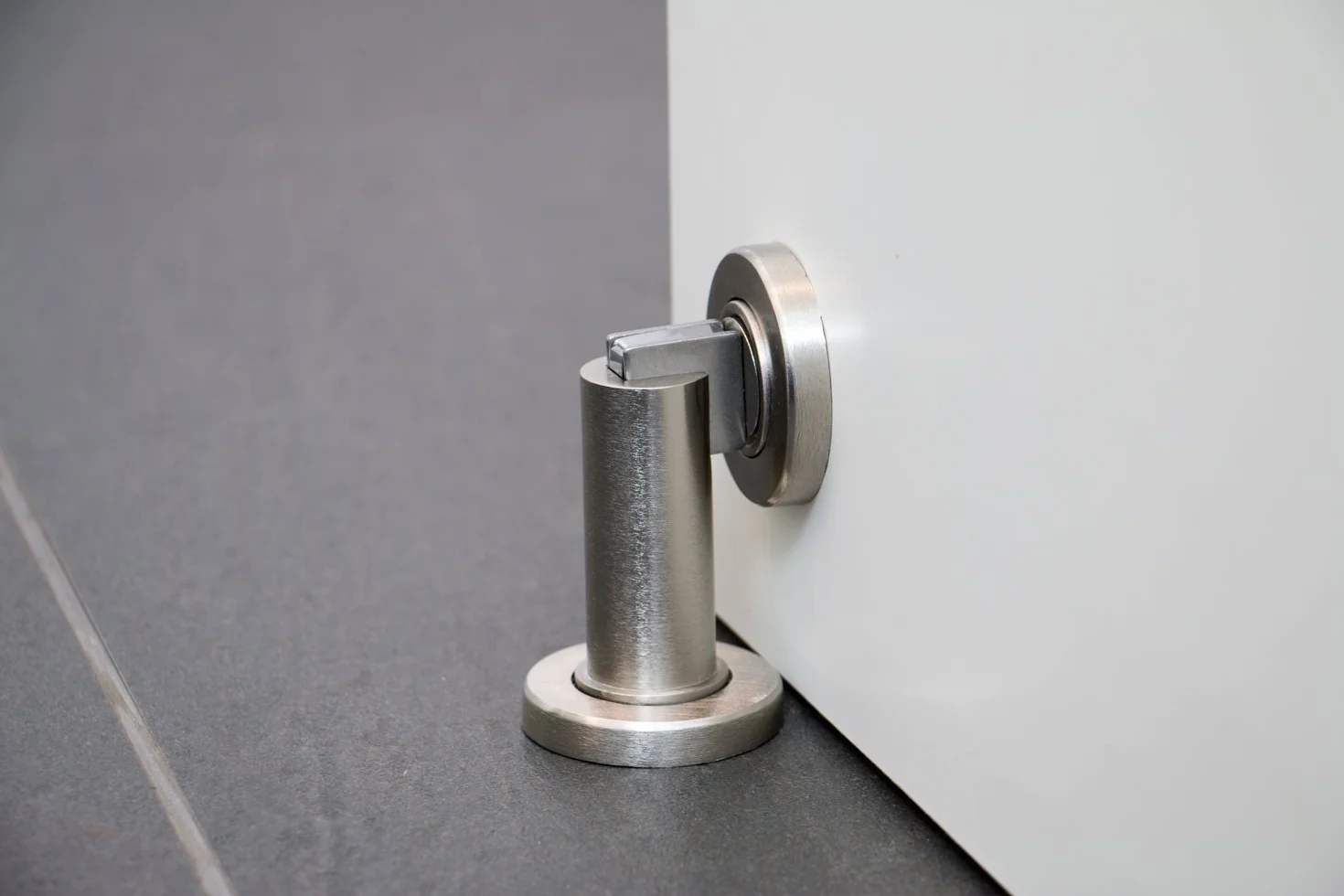 Stoppwerk Magnetyczny Stoper do drzwi - Uchwyt do drzwi o wyglądzie stali nierdzewnej wraz z materiałem mocującym - Magnetyczny ogranicznik drzwi montowany na podłodze i ścianie - ø5 cm H: 8,4 cm