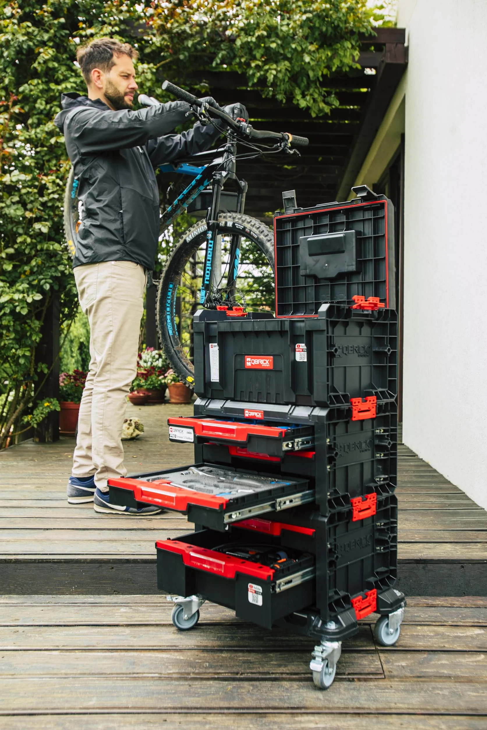 Qbrick System Skrzynka narzędziowa skrzynka narzędziowa Pusta skrzynka na narzędzia PRO Drawer 2 Toolbox 2.0 Basic czarna czerwona 450 x 310 x 244 mm