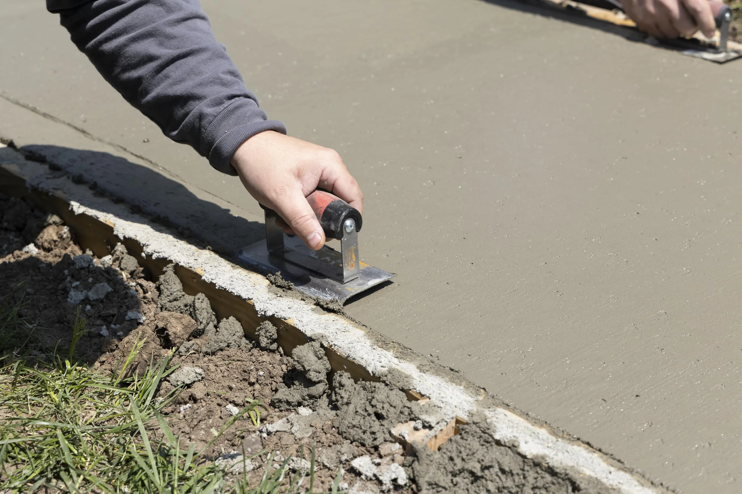 Paca do betonu Marshalltown, R 10 mm, L 13 mm, wykonana ze stali z drewnianą rączką 152x70 mm, daje ładne zaokrąglenie betonu