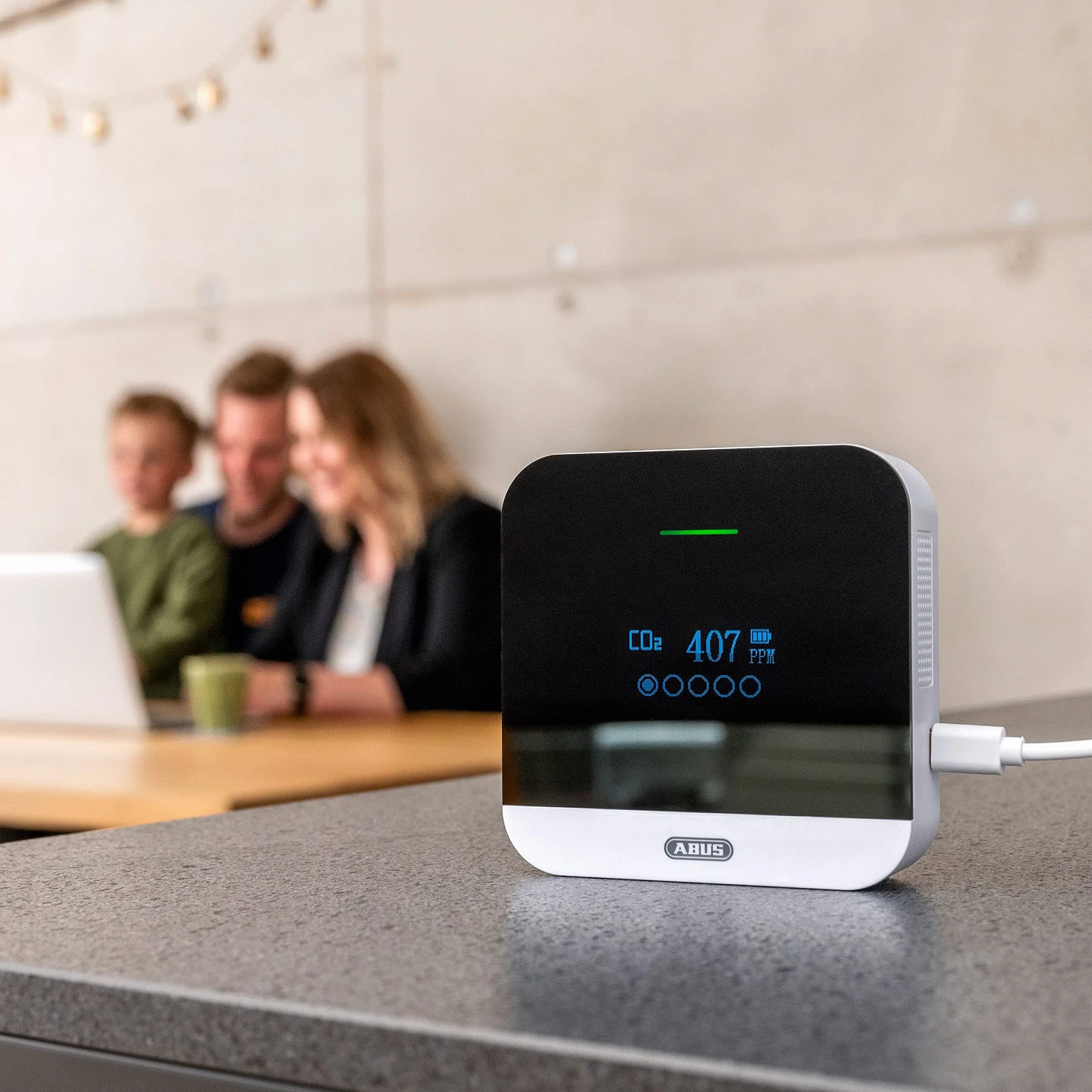 ABUS CO2WM110 AirSecure czujnik CO2 – miernik jakości powietrza, wilgotności powietrza i temperatury w pomieszczeniu – z alarmem i sygnalizacją CO2 – czujnik 10-letni