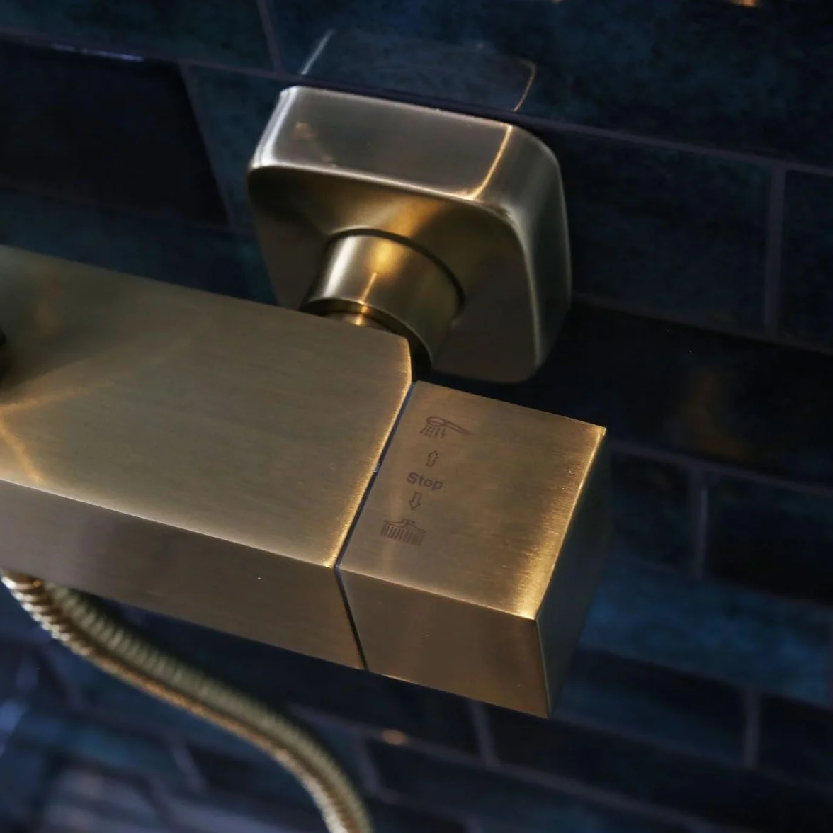 Essebagno 9025553 Kwadratowa kolumna prysznicowa termostatyczna złota
