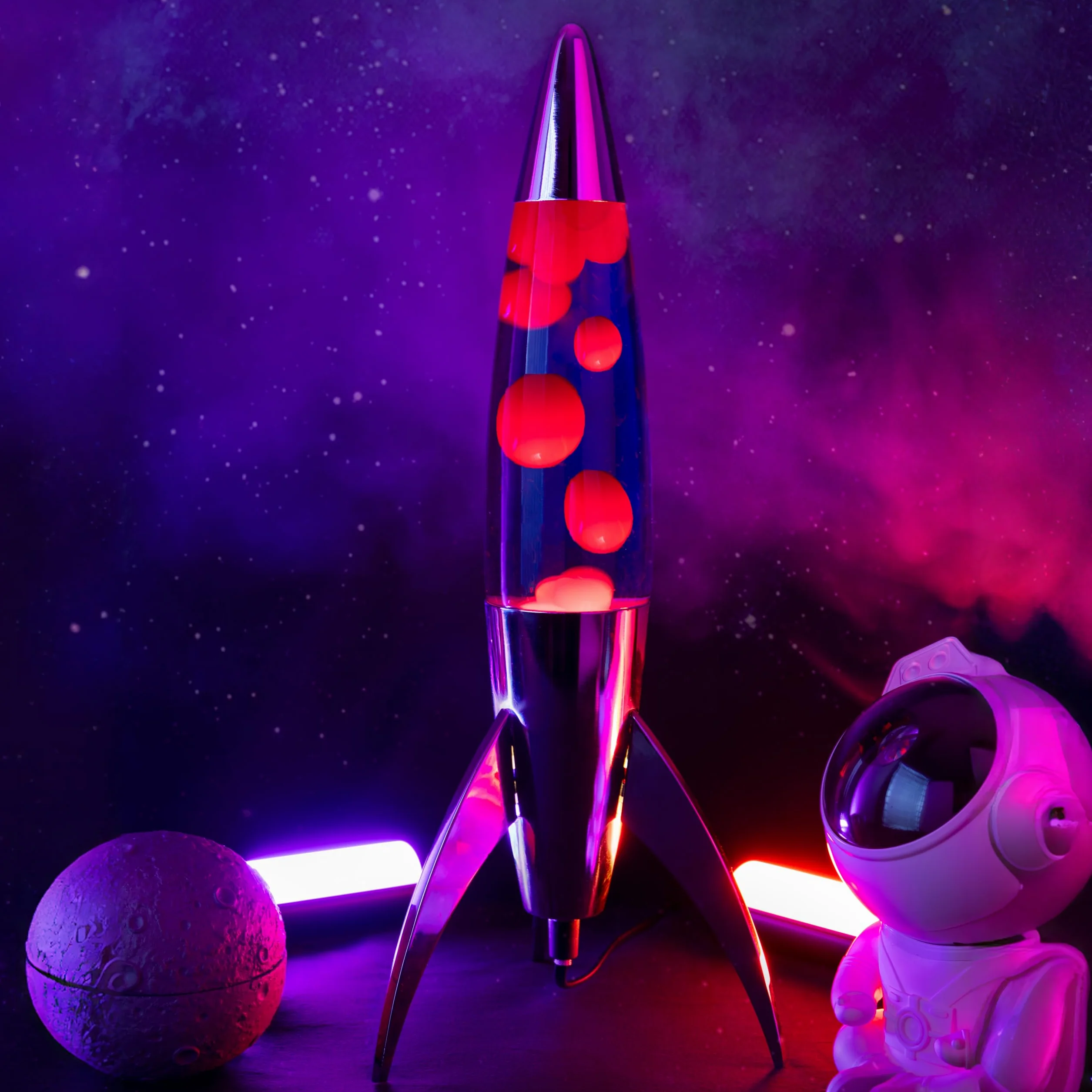 Fisura - Fioletowa lampa lava "rocket". Chromowana podstawa, fioletowy płyn i czerwona lawa. Retro lampa lava z zapasową żarówką. 20 cm x 20 cm x 45 cm.