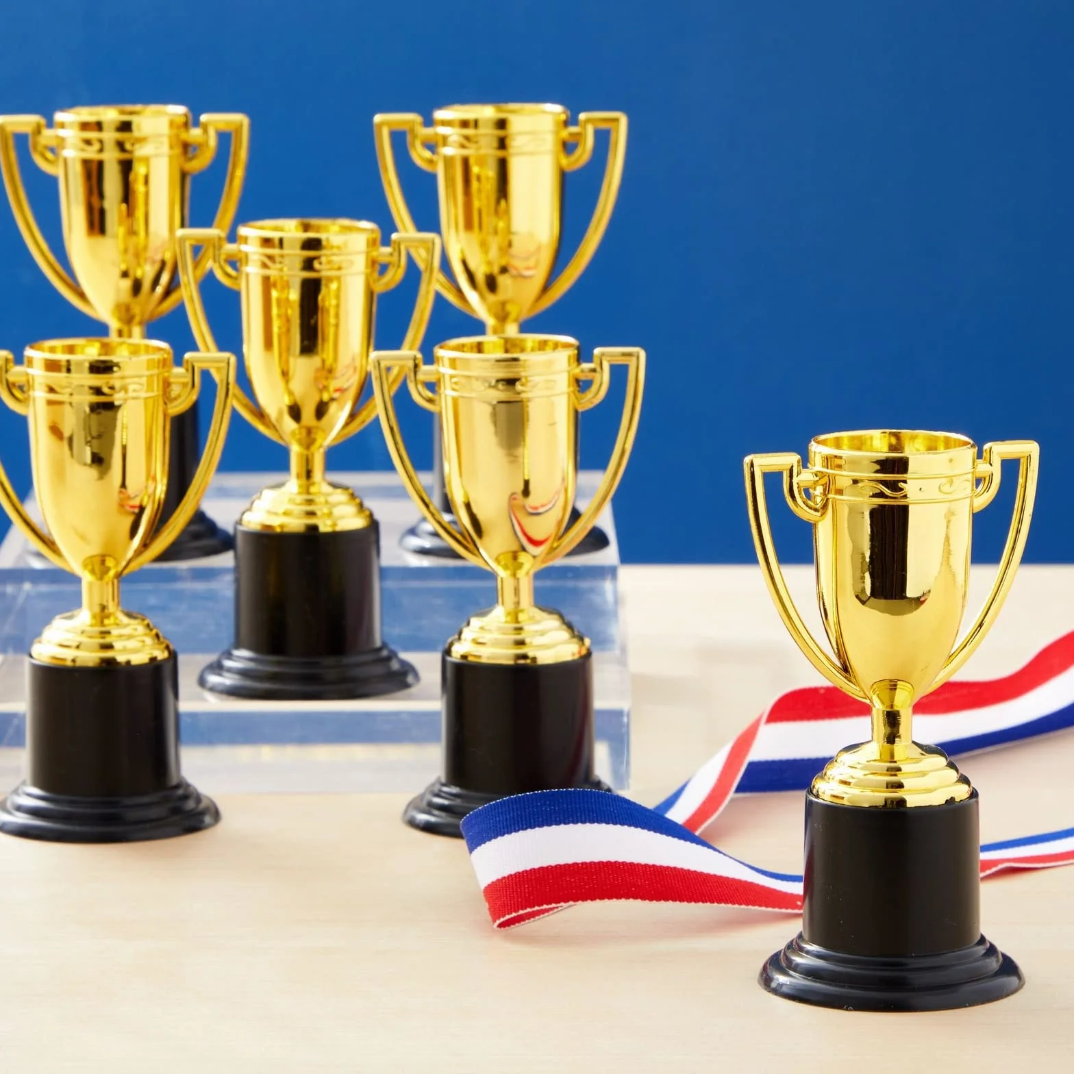 Juvale Trofea nagrody - 24-pak plastikowe złote puchary kubki na turnieje sportowe, konkursy, imprezy, 5 x 10 x 5 cm
