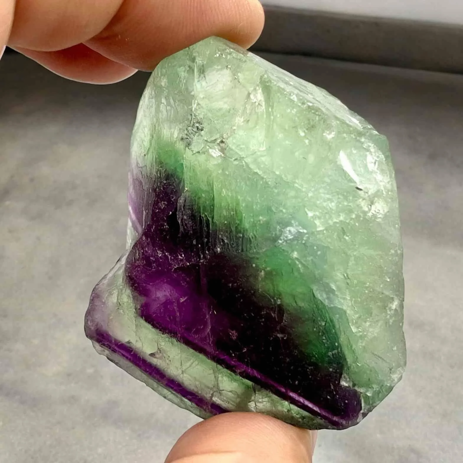 Fluoryt Kamień kieszonkowy FUORIT IRIS surowy łuk 3-5 cm Naturalne kamienie lecznicze