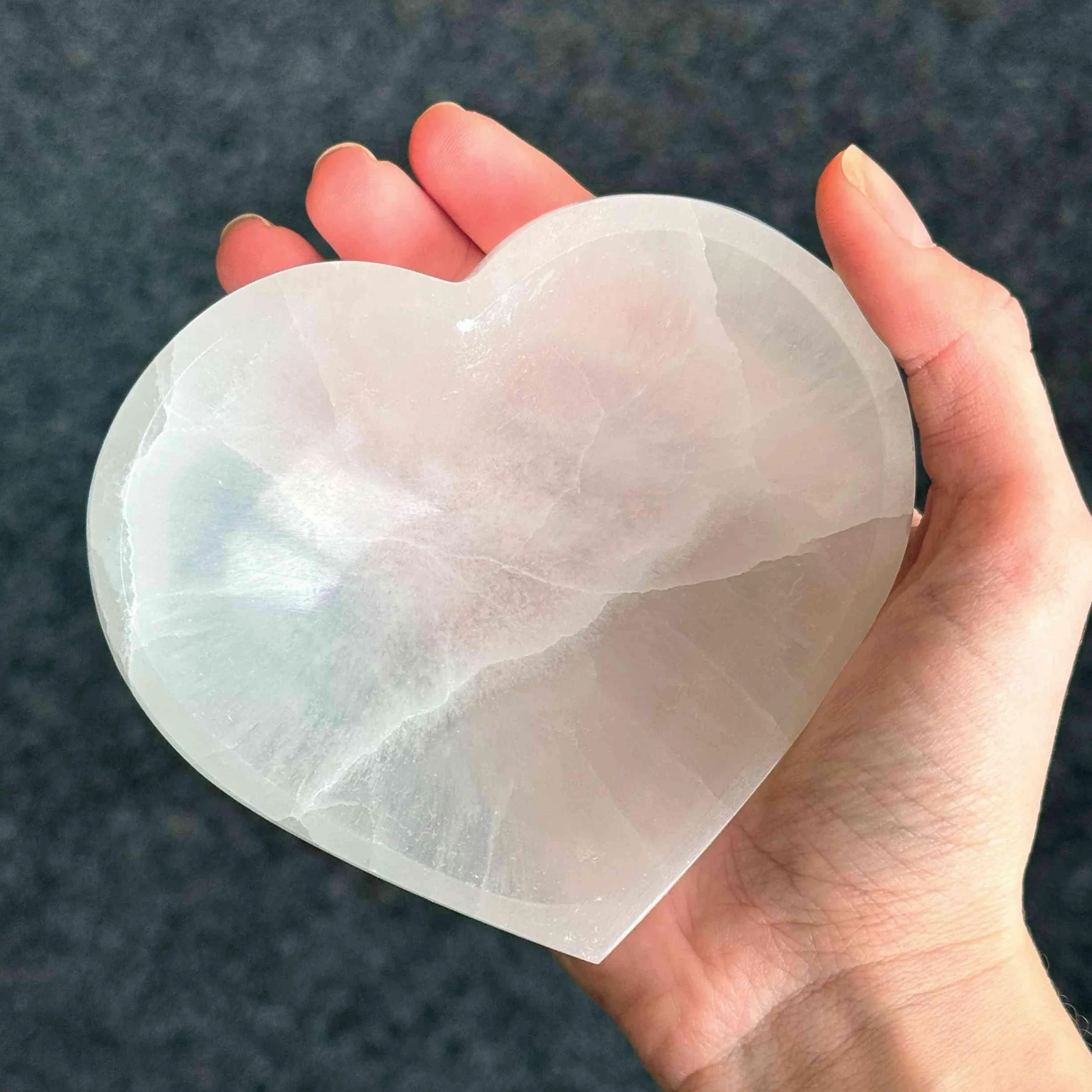 Naturalny selenit miska w kształcie serca 10 x 11 cm kamień szlachetny dekoracja