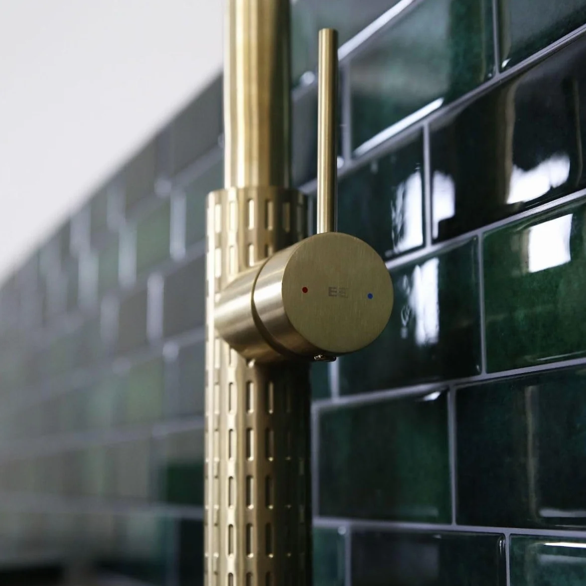 Essebagno Bateria zlewozmywakowa Architek z wyjmowanym prysznicem szczotkowanym złotym wykończeniem