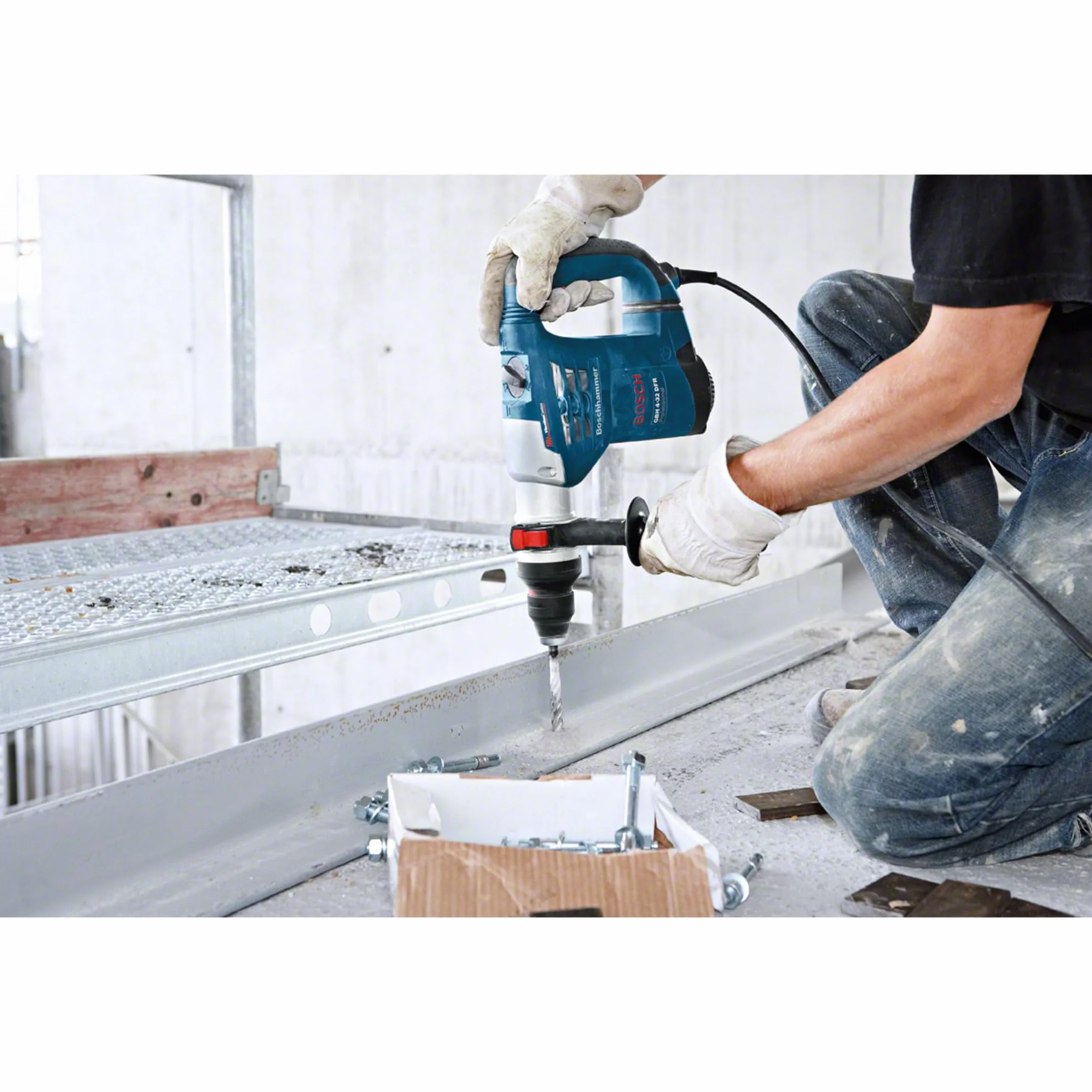 Bosch Professional Młot udarowo-obrotowy GBH 4-32 DFR (900 W, 4,2 J, SDS plus, wszechstronny młotek wielofunkcyjny, ogranicznik głębokości 310 mm, w zestawie dodatkowy uchwyt i ściereczka do maszyny,