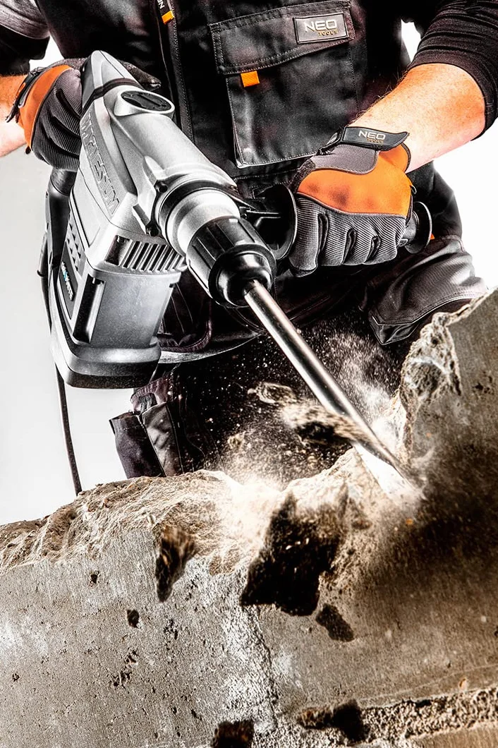 GRAPHITE Młot udarowy SDS Max 1250W, walizka; przewód 4m; 7,3 kg; energia udaru 10J; max. średnica wiercenia w betonie 40 mm; antypoślizgowa rękojeść; osłona przeciwpyłowa, wiertło do betonu