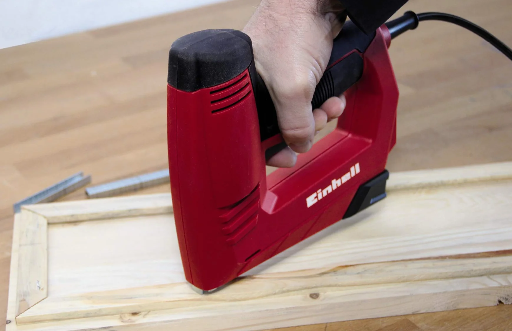 Einhell Te-Ha 2000 E Zszywacz Elektryczny 203 mm x 56 mm Czerwony
