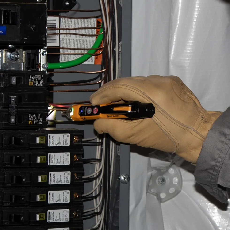 KLEIN TOOLS Bezdotykowy tester napięcia z dwoma zakresami pomiarowymi i latarką, 12-1000 V AC