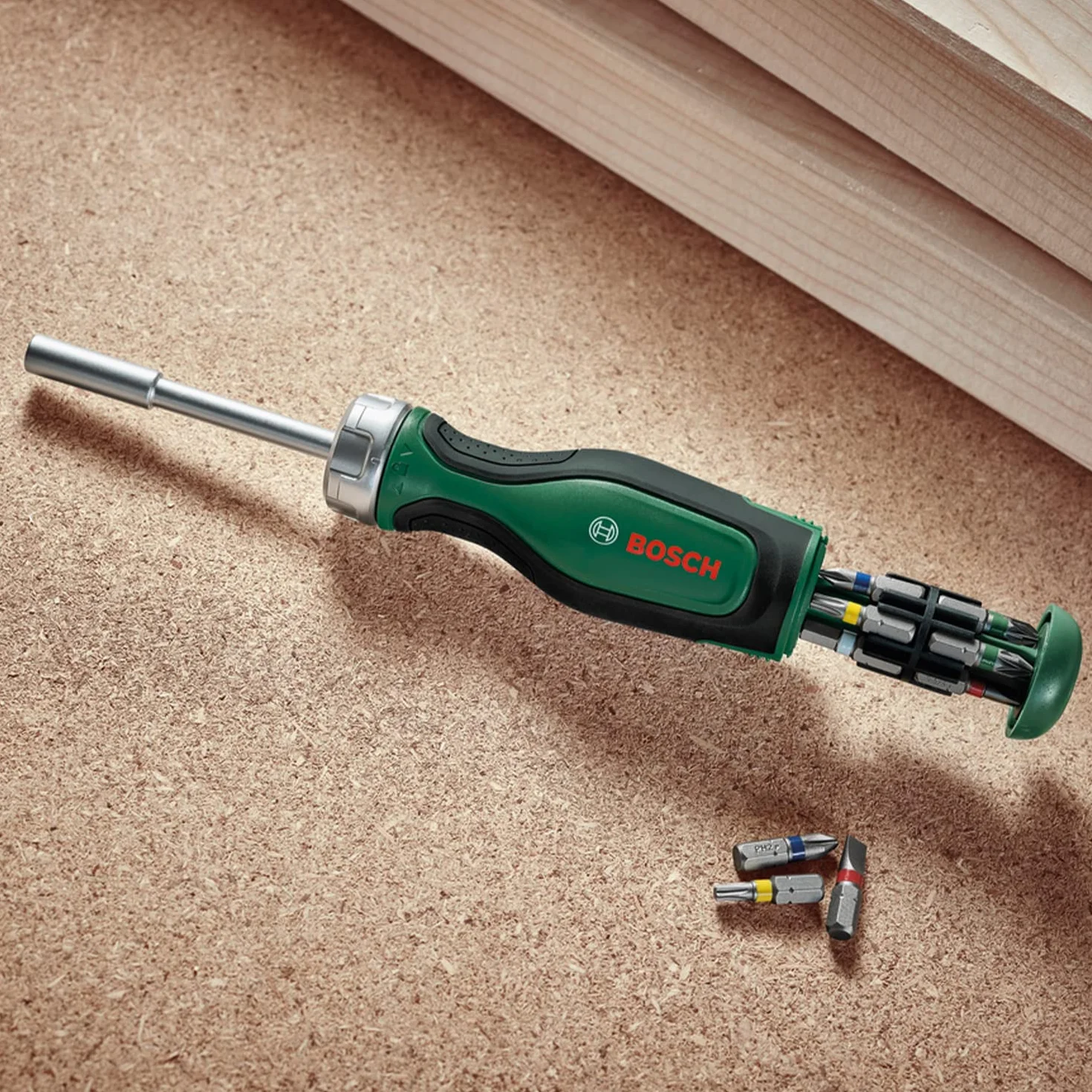 Bosch Wkrętak z grzechotką, 12 końcówek wkręcających (wysoki moment obrotowy, do zaawansowanych prac, wysuwany magazynek, 12 końcówek wkręcających, magnetyczny uchwyt) – Amazon Edition