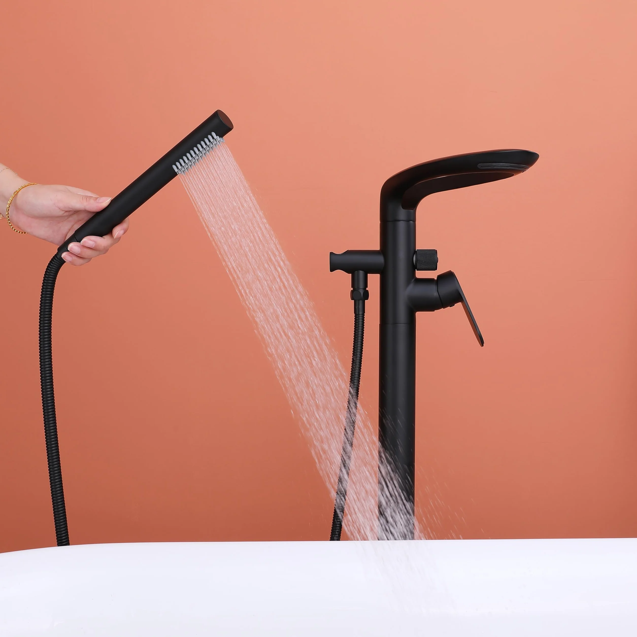 Wolnostojąca bateria wannowa z ręcznym prysznicem 2-trybowy czarny do montażu na podłodze kran mieszający do wanny nowoczesny wodospad design stylowa i funkcjonalna armatura łazienkowa
