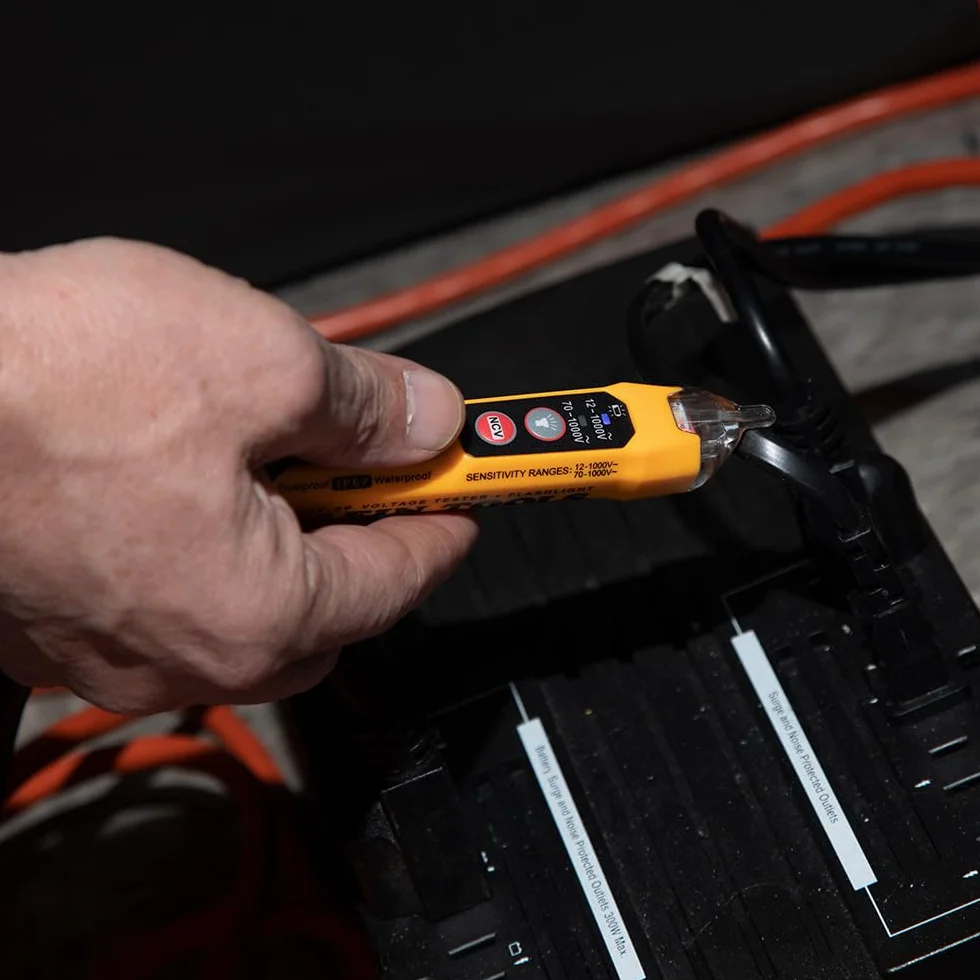 KLEIN TOOLS Bezdotykowy tester napięcia z dwoma zakresami pomiarowymi i latarką, 12-1000 V AC