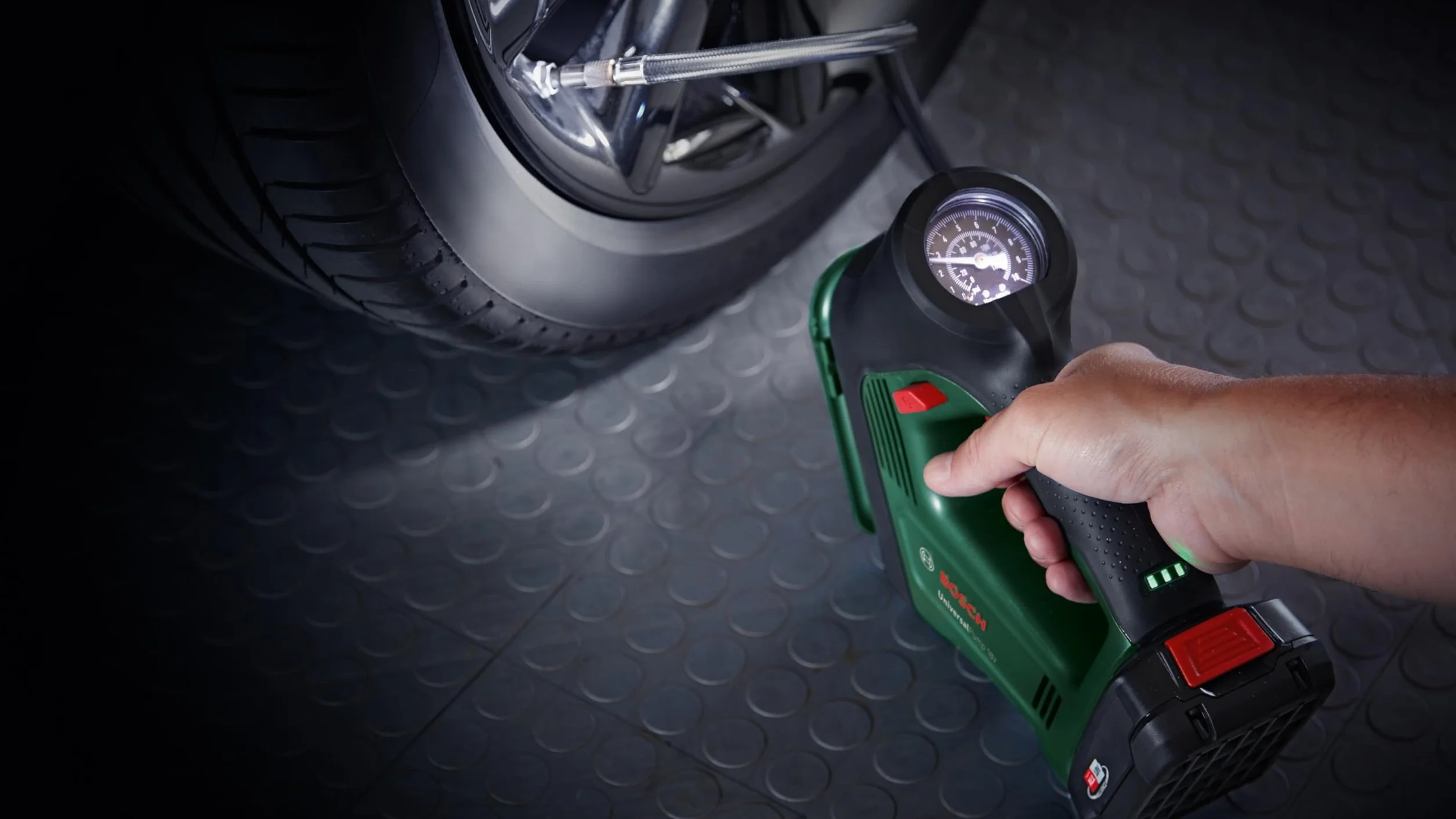 Bosch Sprężarka powietrza 18V 150 PSI 10.3 bar